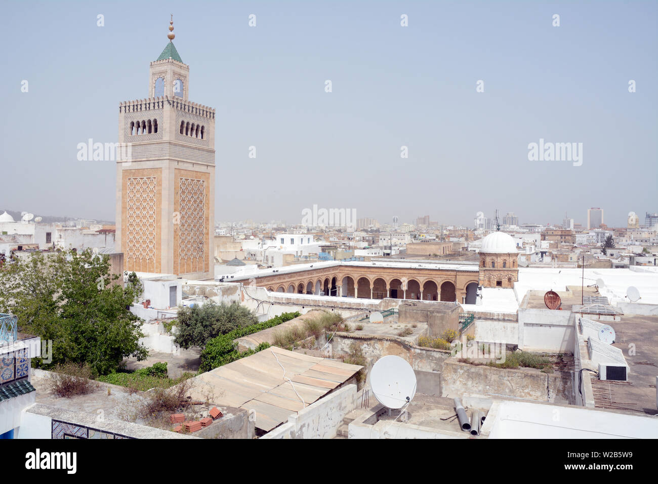 Una vista sul tetto della Tunisi città vecchia medina e si affaccia sul Zeitoun moschea e il suo minareto quadrato, Tunisia. Foto Stock