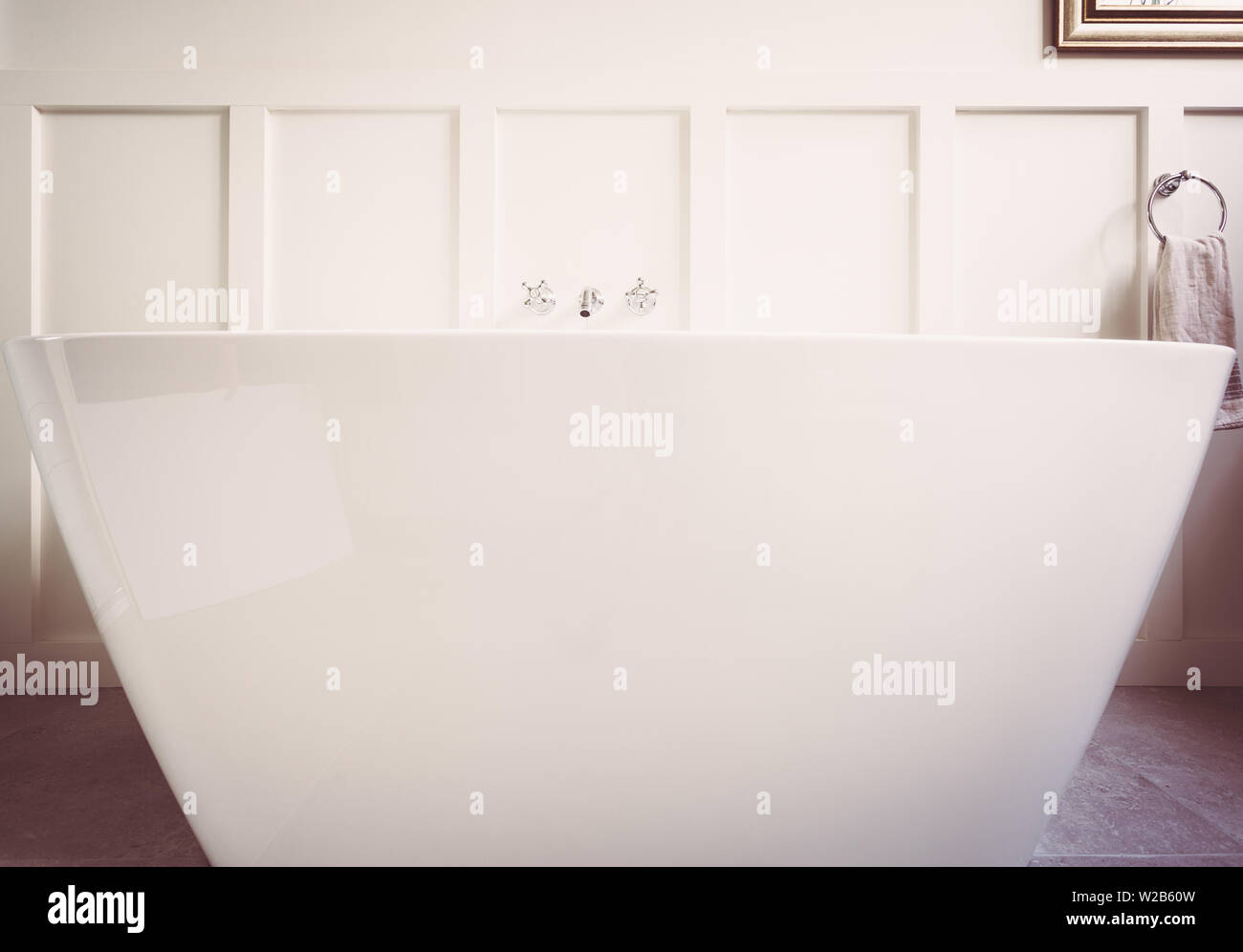 White vasca free standing in un paese Bagno con boiserie sulle pareti Foto Stock