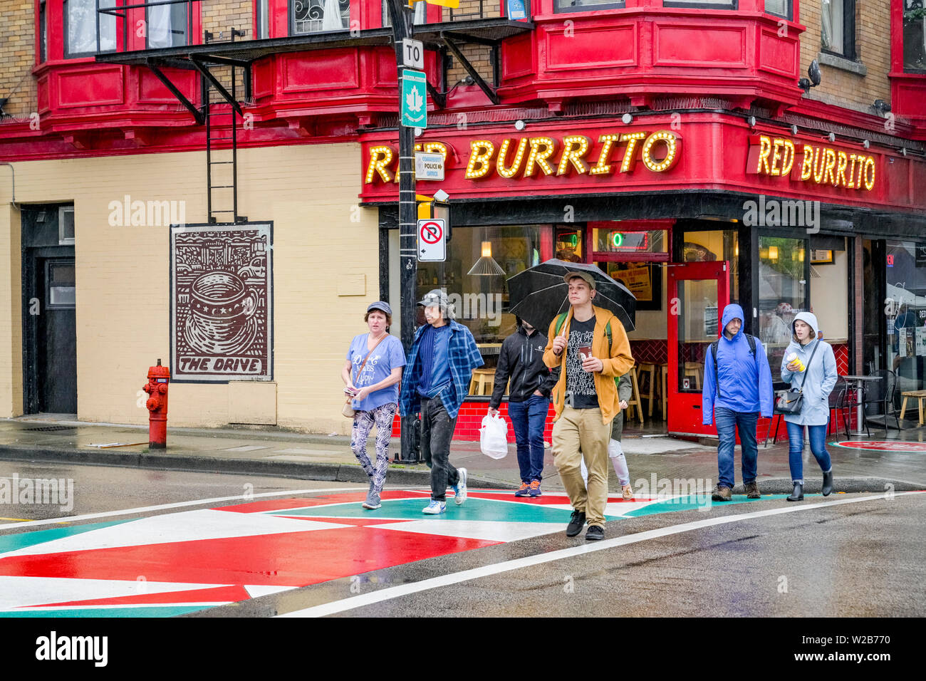 Colori italiani intersezione attraversando, Unità commerciale, Vancouver, British Columbia, Canada Foto Stock