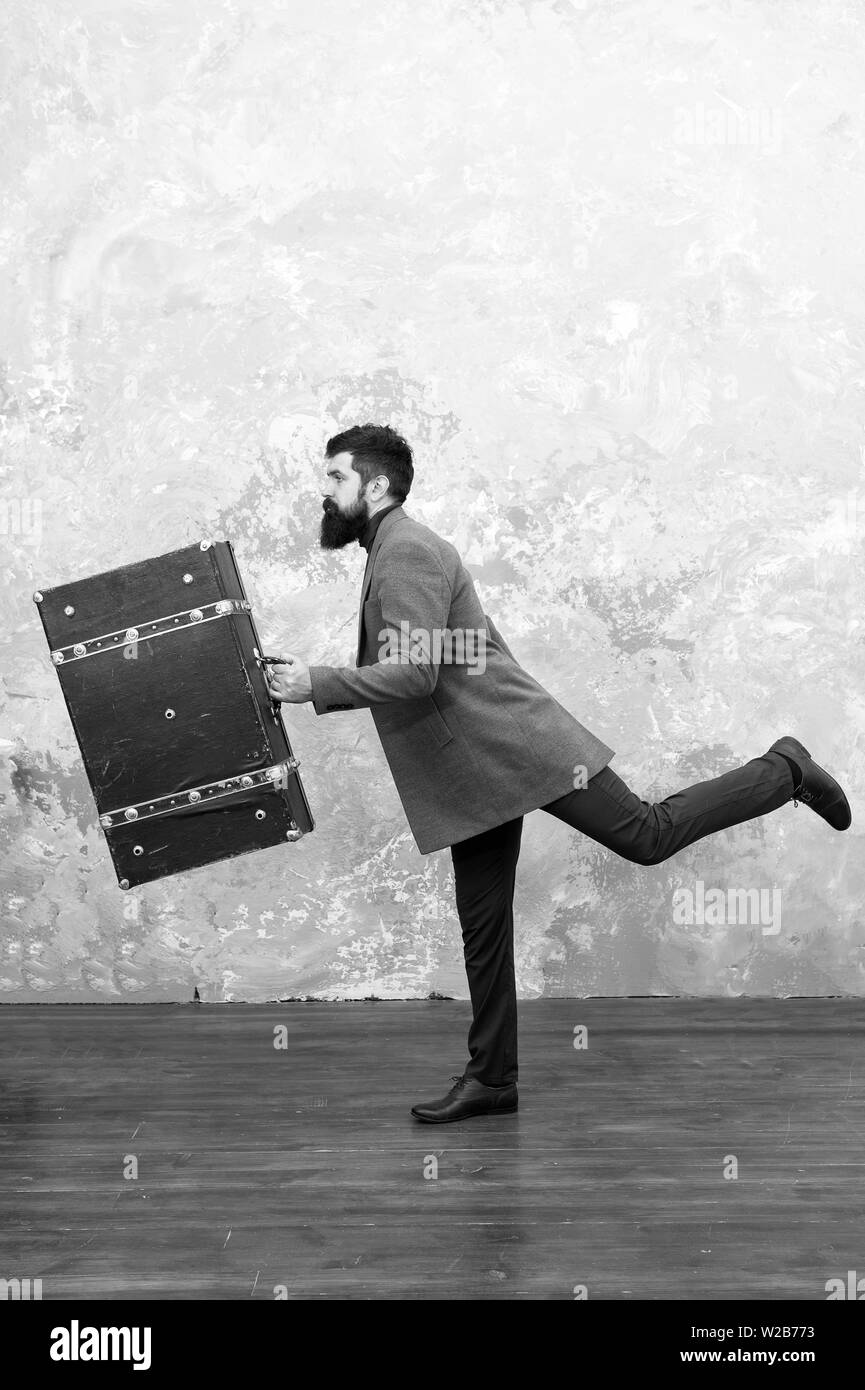 Fretta di lavorare. Fretta di essere il primo. Uomo Barbuto con suitsace pronto per il viaggio. Fretta il raggiungimento di nuovi obiettivi. l uomo nella convenzionale tenere in borsa in esecuzione. Fretta di fare le cose. Egli sa che il tempo è denaro. Foto Stock