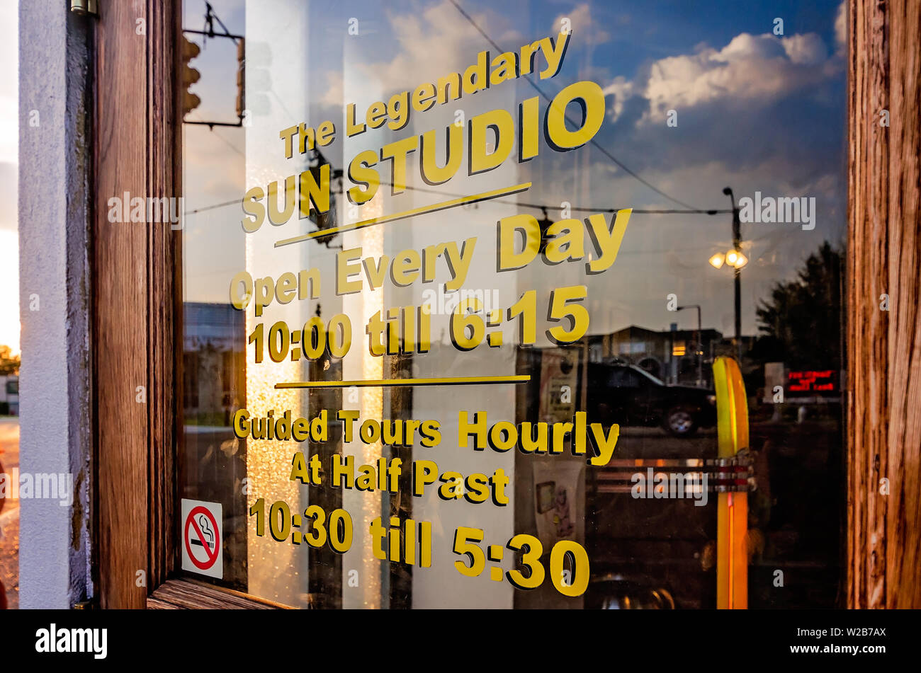 Il sole tramonta su Sun Studio, Sett. 6, 2015. Lo studio di registrazione ed etichetta discografica sono stati resi famosi da cantanti come Elvis Presley e Johnny Cash. Foto Stock