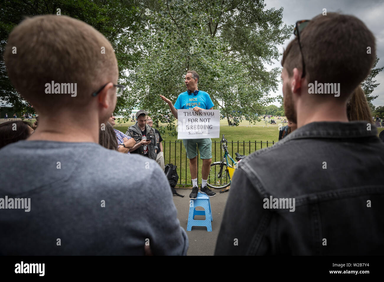 Danny Shine dibattiti nel mondo della popolazione. La predicazione, dibattiti e prediche a Speakers' Corner, il parlare in pubblico angolo nord-est di Hyde Park. Londra, Regno Unito. Foto Stock