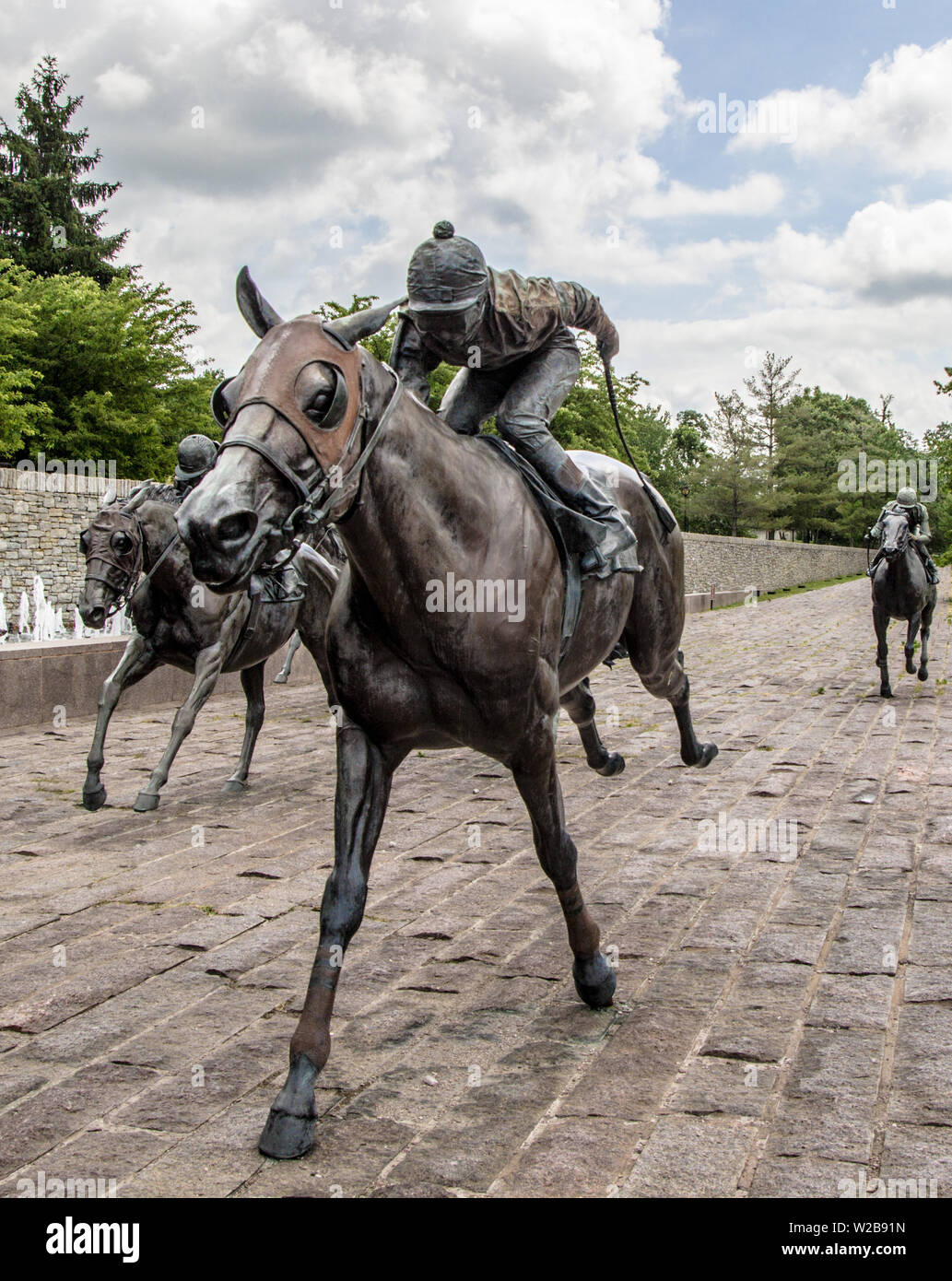 Bellissimo Parco purosangue nel centro di Lexington, Kentucky caratteristiche sculture di cavalli purosangue da artista Gweyn Reardon. Foto Stock