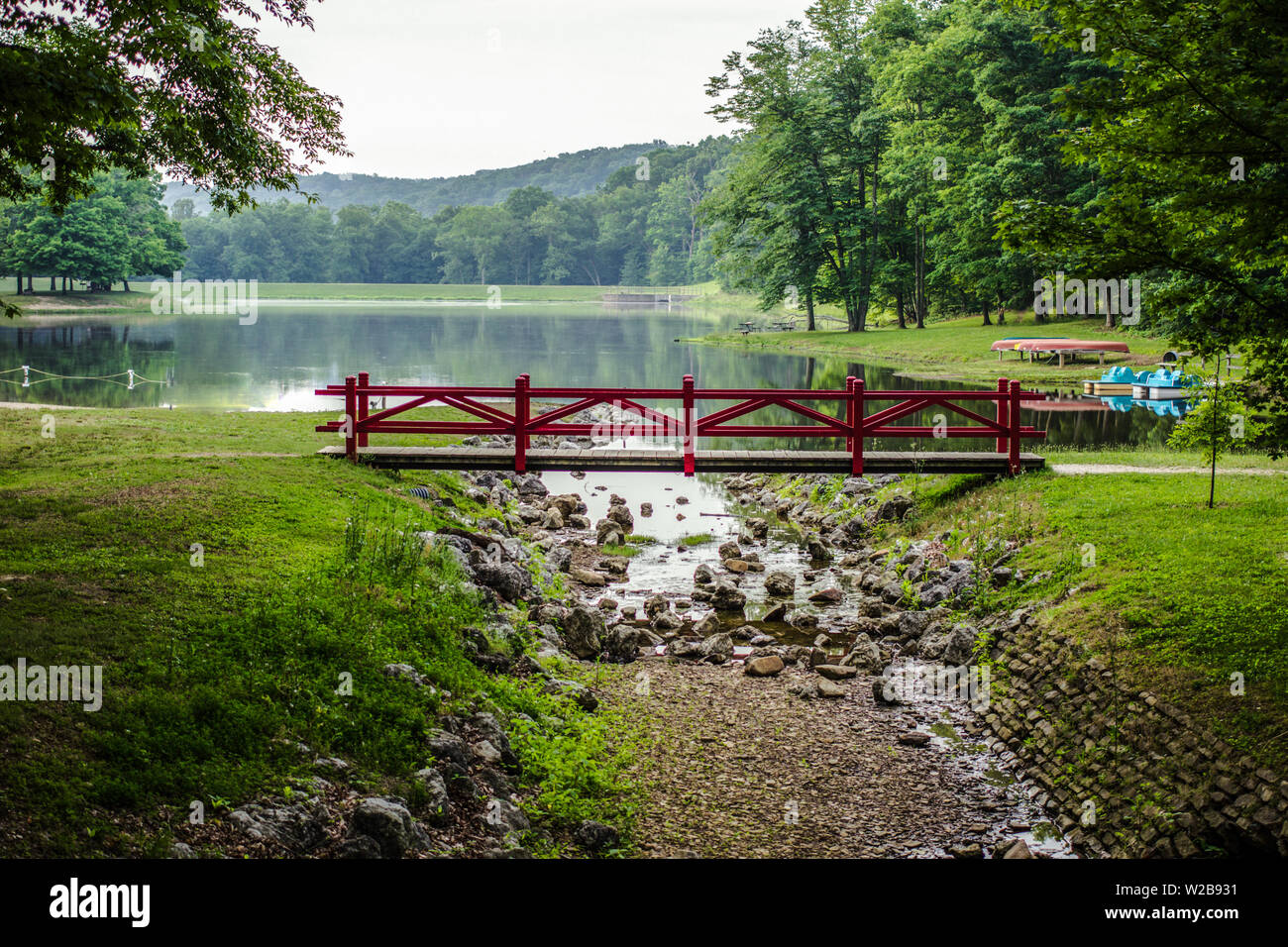 Parchi statali dell'Ohio. Vista sul lago ai piedi delle colline Appalachiane presso lo Scioto Trail state Park vicino a Chillicothe, Ohio. Foto Stock