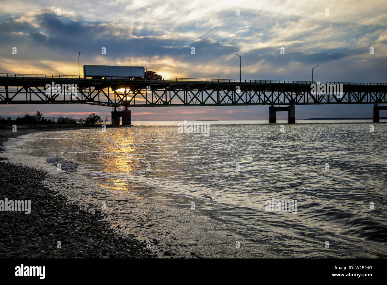 Semi Carrello attraversando Ponte. Semi carrello inizia attraversando il Ponte Mackinaw nel Michigan. Il ponte collega la parte superiore e inferiore della penisola del Michigan. Foto Stock