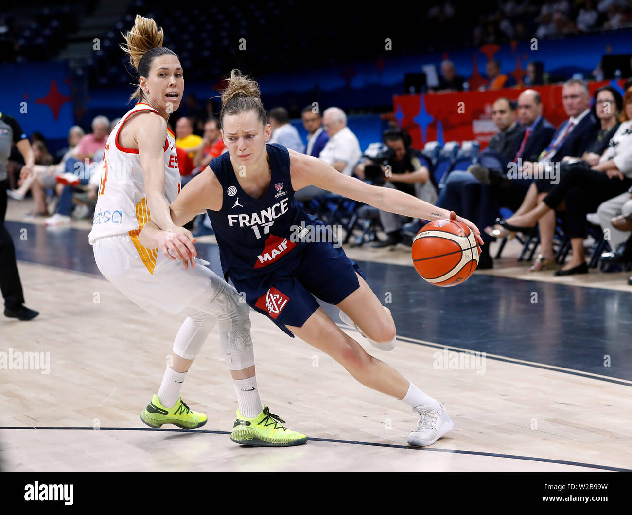 A Belgrado, in Serbia. 7 Luglio, 2019. In Francia la Marine Johannes (R) il sistema VIES con la Spagna di Anna Cruz durante la donna la FIBA EuroBasket finale di partita di basket tra la Spagna e la Francia a Belgrado in Serbia, il 7 luglio 2019. La Spagna ha vinto 86-66. Credito: Predrag Milosavljevic/Xinhua/Alamy Live News Foto Stock