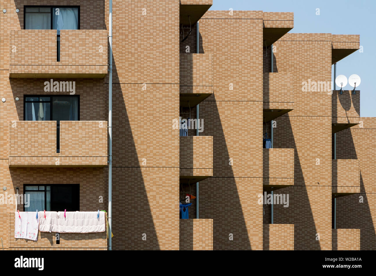 Lavanderia su un balcone di un edificio di appartamenti vicino Ebina a Kanagawa, Giappone. Foto Stock