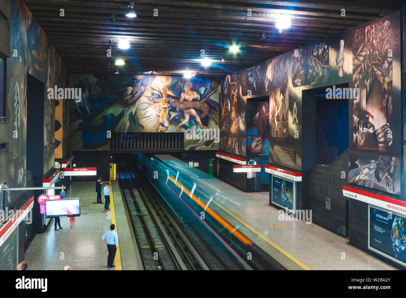 SANTIAGO DEL CILE - Febbraio 2015: una lunga esposizione shot di treni presso la Universidad de Chile stazione della Linea 1 Foto Stock