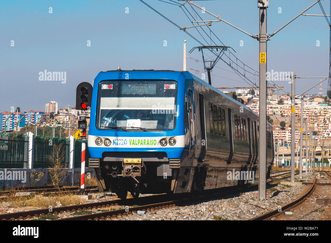 VALPARAISO, Cile - Valparaiso Metro treno entrando in una stazione Foto Stock