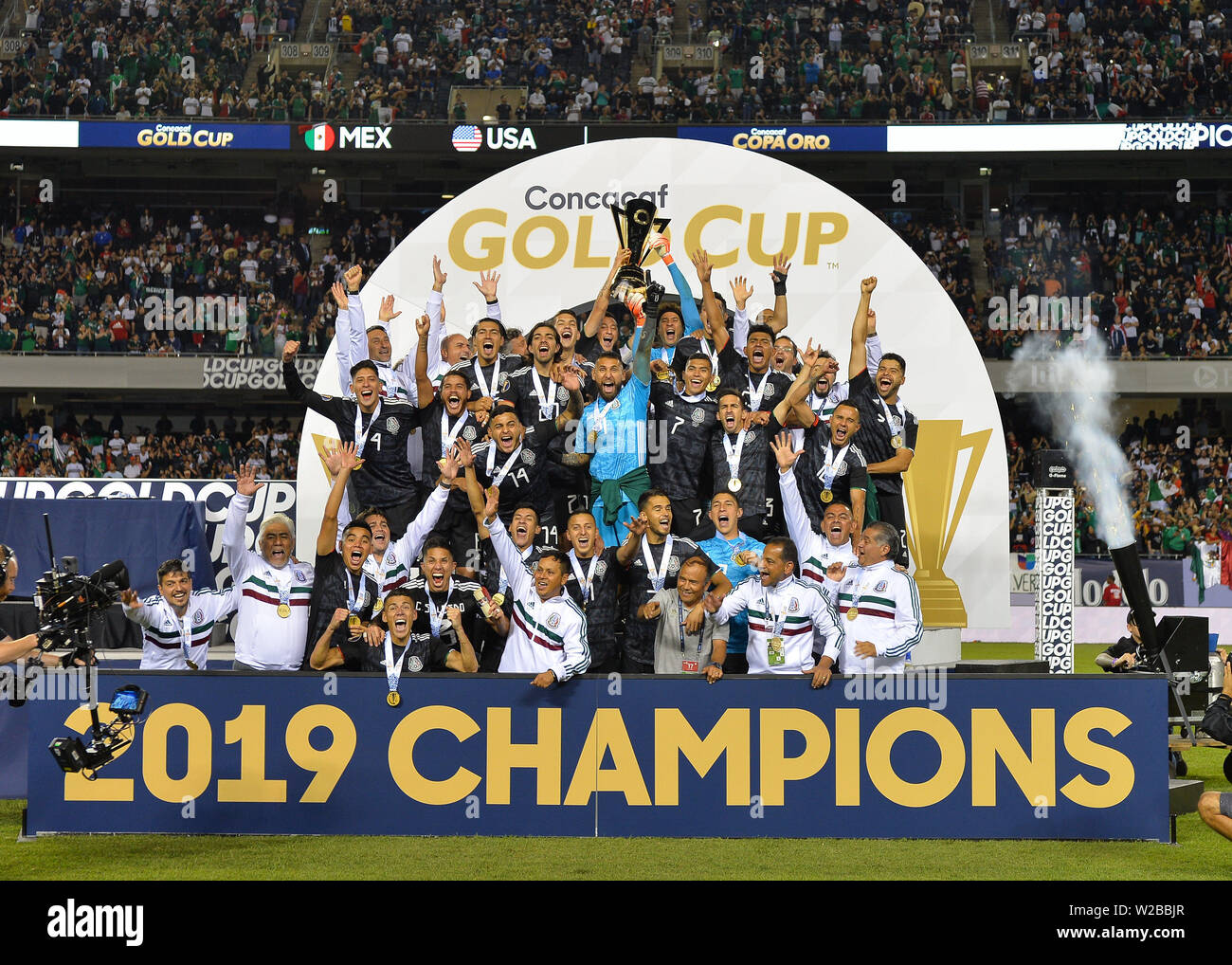 Chicago, IL, Stati Uniti d'America. 07 Luglio, 2019. Il messicano del team nazionale celebra dopo aver sconfitto gli Stati Uniti, 1-0, nel 2019 CONCACAF Gold Cup, gara di campionato, tra gli Stati Uniti e il Messico, al Soldier Field di Chicago, IL. Credito: Kevin Langley/CSM/Alamy Live News Foto Stock