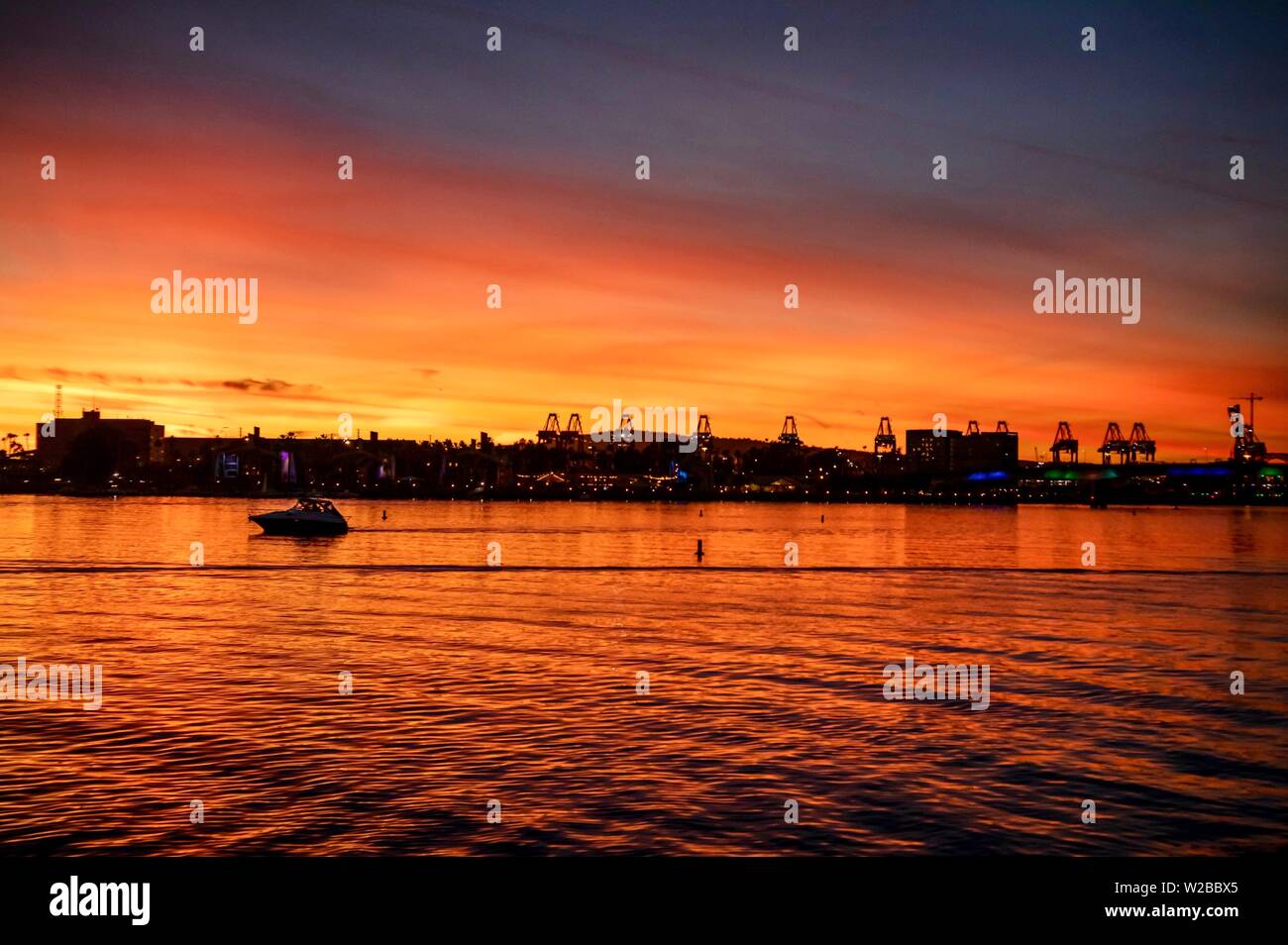 Tramonto sull'oceano a Long Beach, California Foto Stock