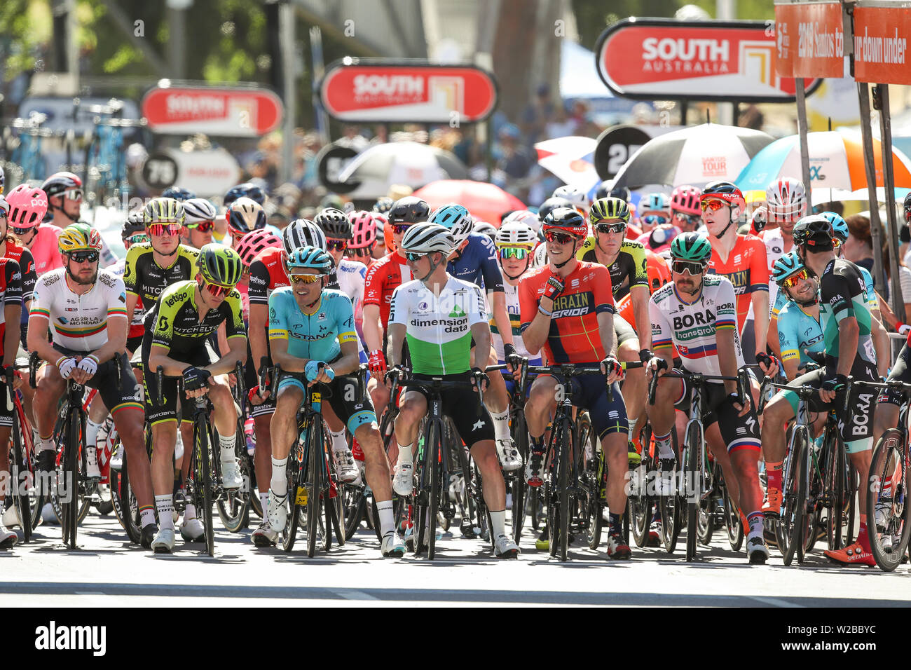 ADELAIDE, Australia - 13 gennaio. I piloti di linea di inizio verso il basso sotto il classico con il Santos Tour Down Under Foto Stock