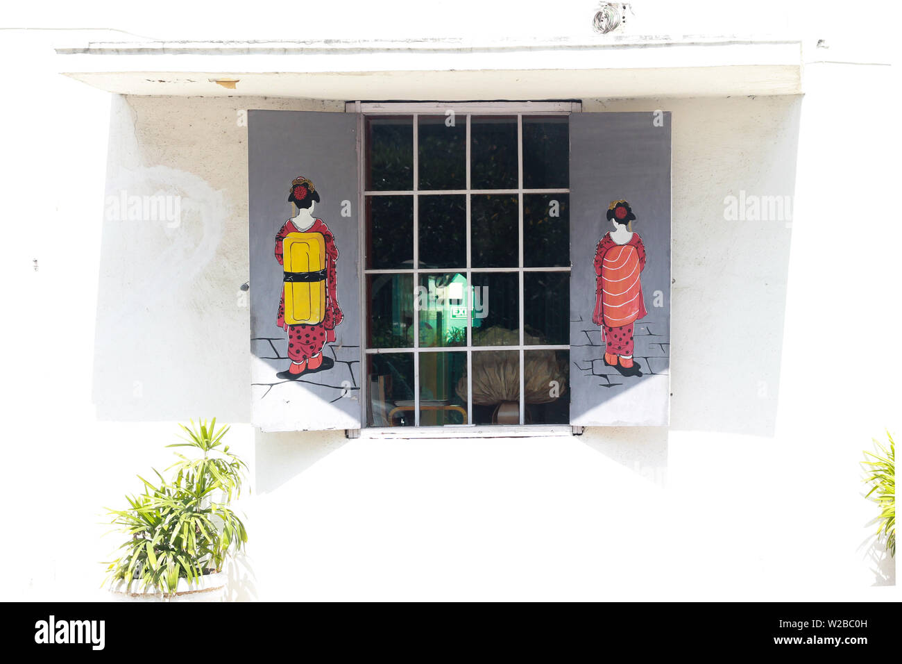 Un Cinese cafe finestra con donne cinesi artwork realizzato nella finestra di gate. Foto Stock Un Cinese cafe finestra con donne cinesi artwork realizzato nella finestra di gate. Foto Stock
