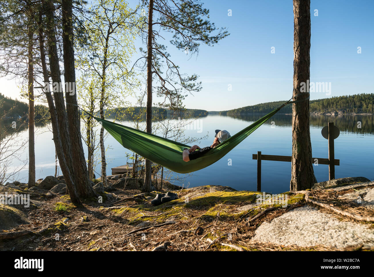 Rilassatevi in un'amaca al parco nazionale di Kolovesi, Enonkoski, Finlandia Foto Stock