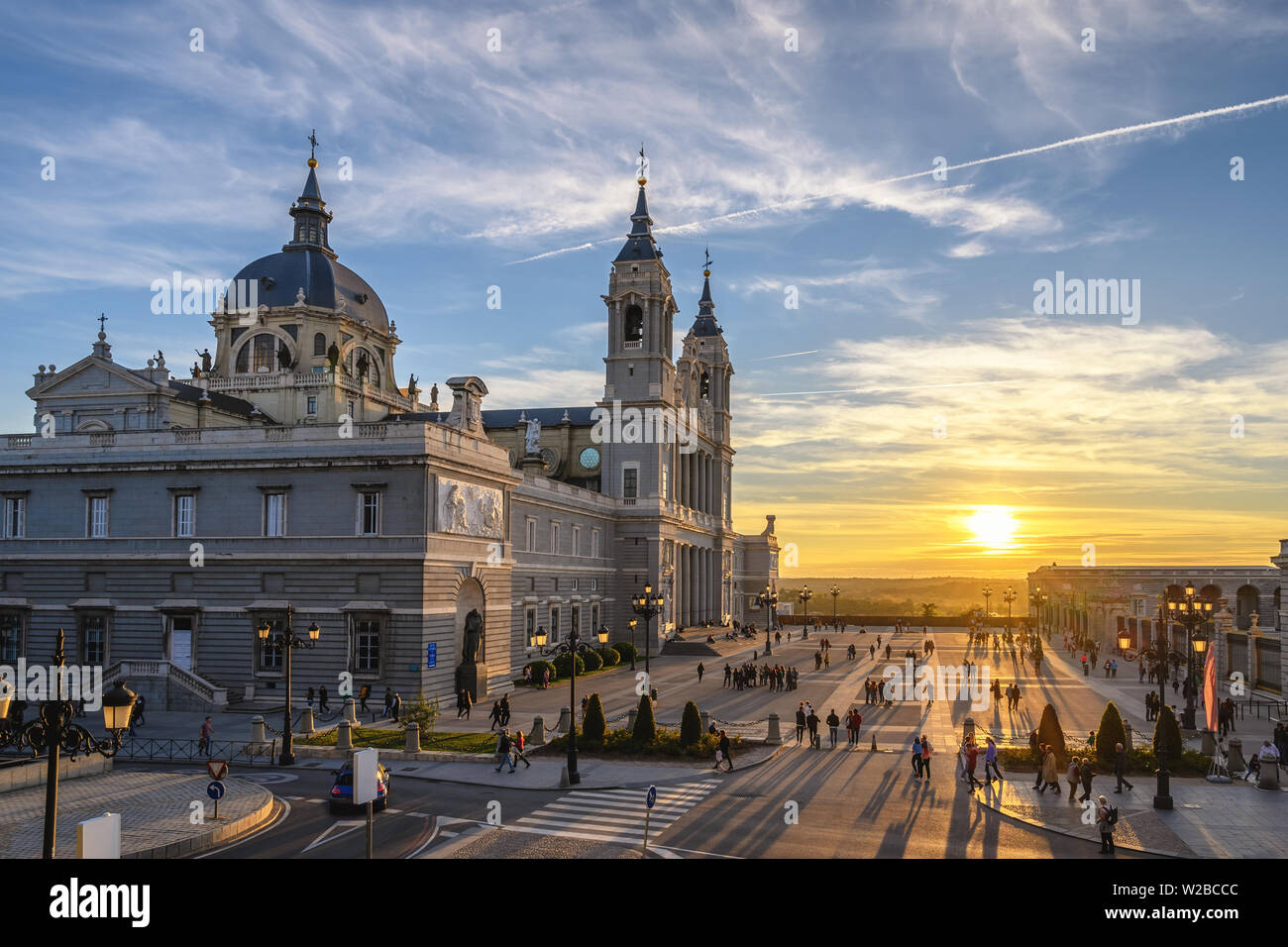 Madrid Spagna, città skyline tramonto a Cattedrale de la Almudena Foto Stock