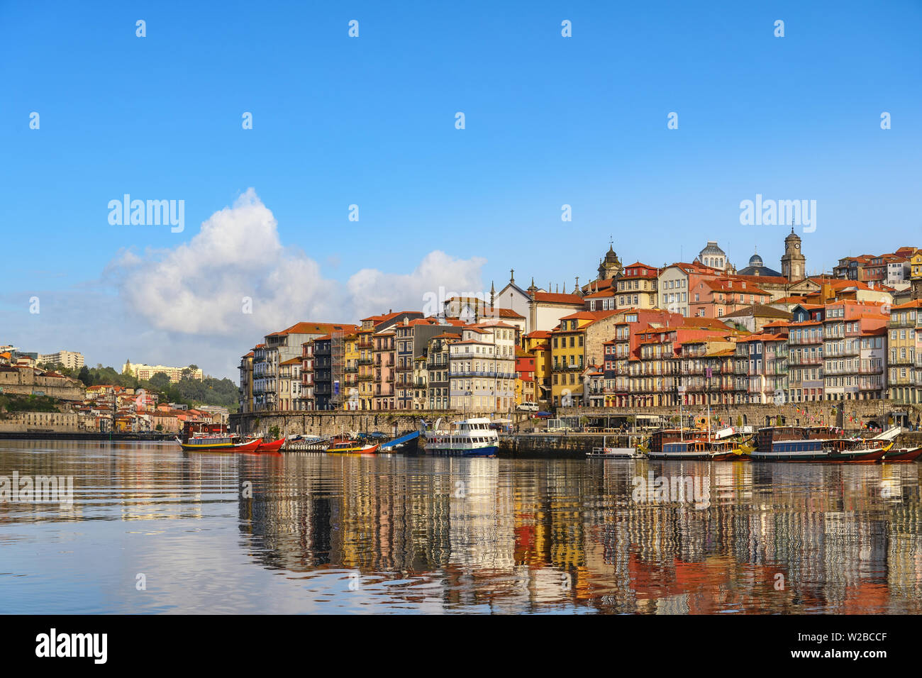 Porto Portogallo skyline della città di Porto Ribeira e il fiume Douro Foto Stock