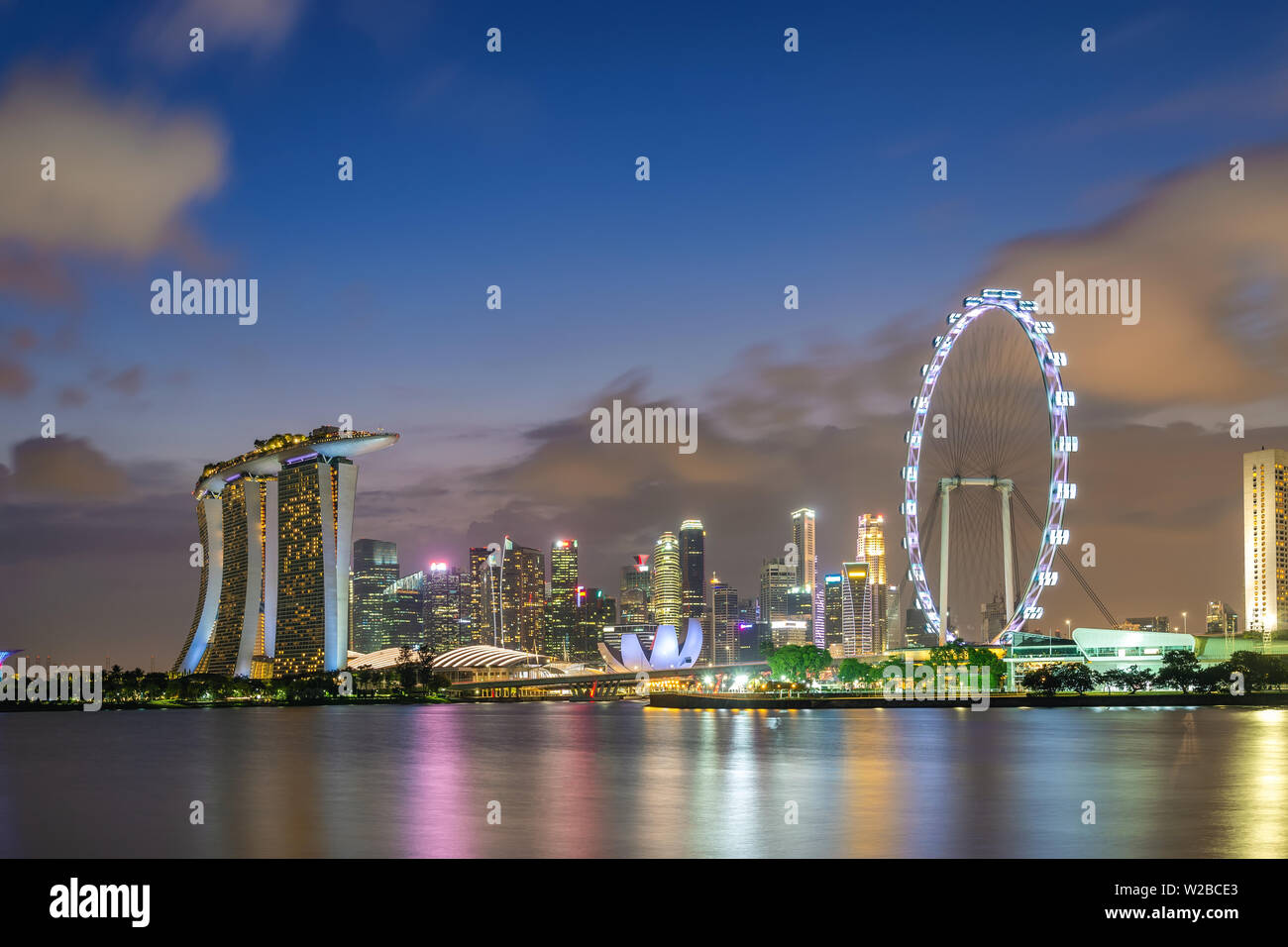 La notte di Singapore dello skyline della città di Marina Bay e a Singapore nel quartiere degli affari Foto Stock