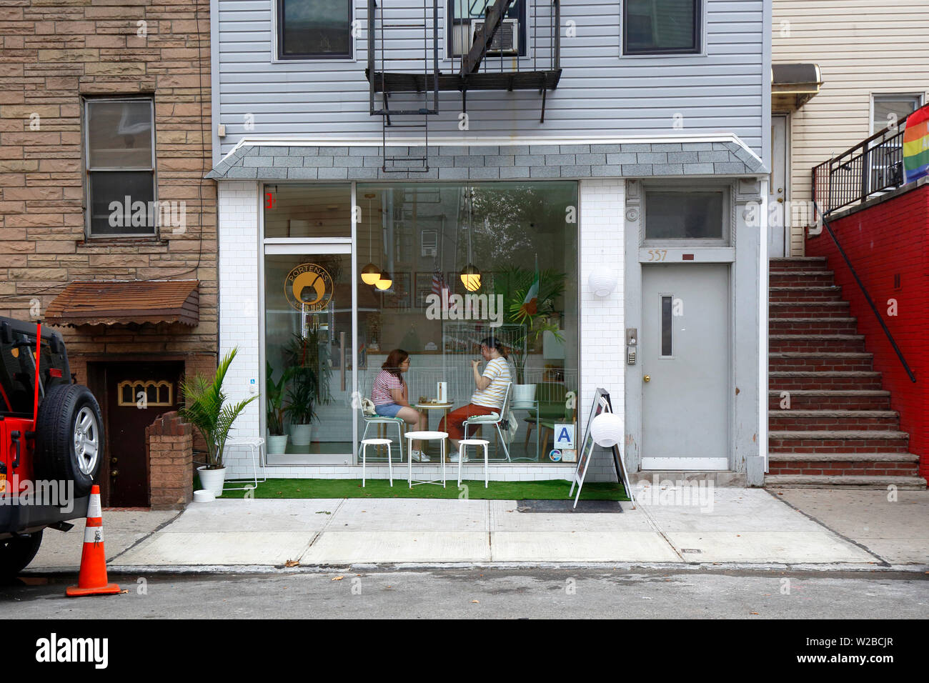 Porteñas, 557 Lorimer St, Brooklyn, New York. Di fronte al negozio di un caffè yerba mate nel quartiere di Williamsburg. Foto Stock