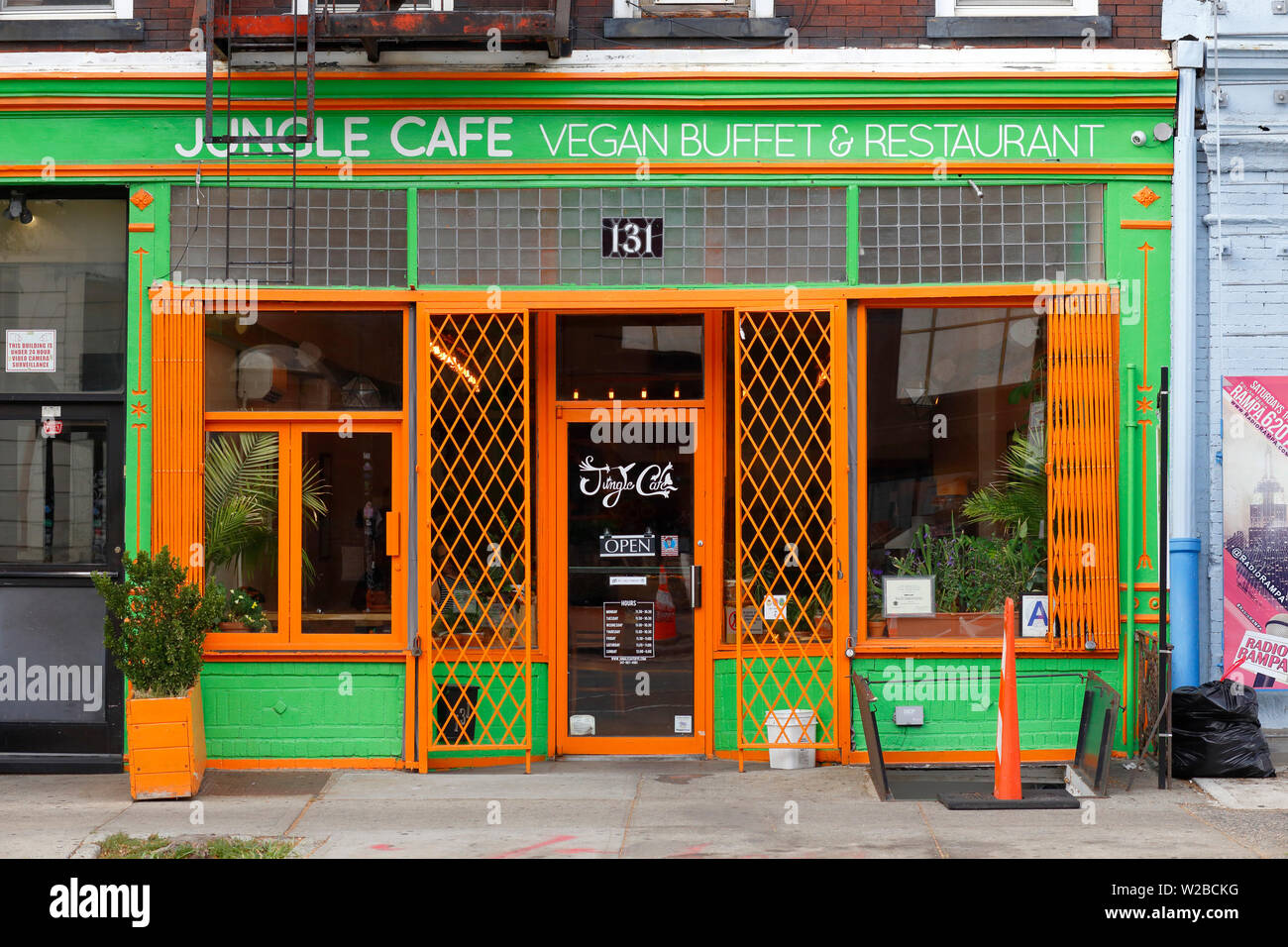Jungle Cafe, 131 Greenpoint Avenue, Brooklyn, New York. esterno alla vetrina di un vegano eatery a greenpoint Foto Stock