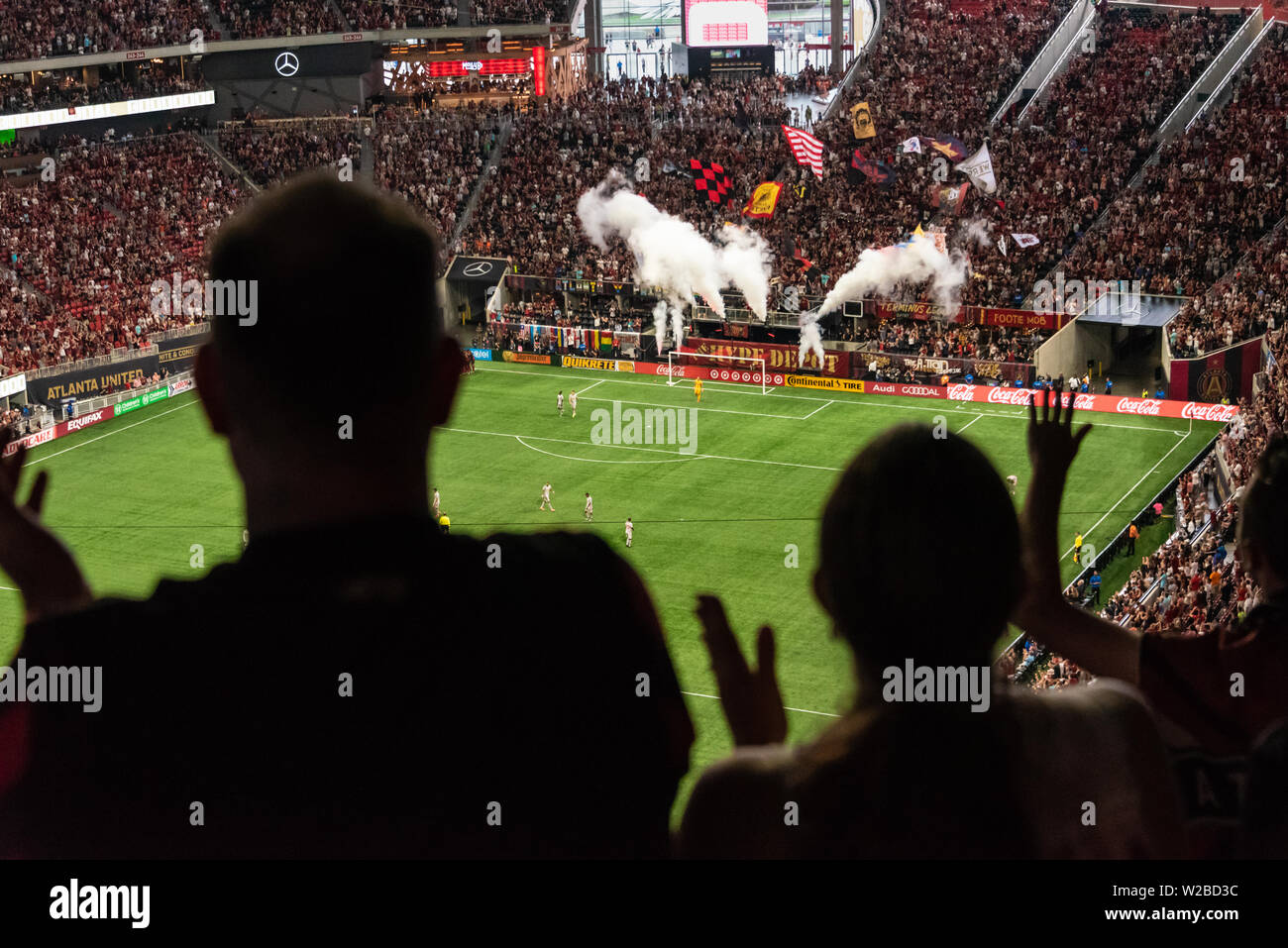 Gli appassionati di calcio in festa dopo un gol da Atlanta United FC sul loro campo di casa a Mecedes-Benz Stadium di Atlanta, Georgia. (USA) Foto Stock