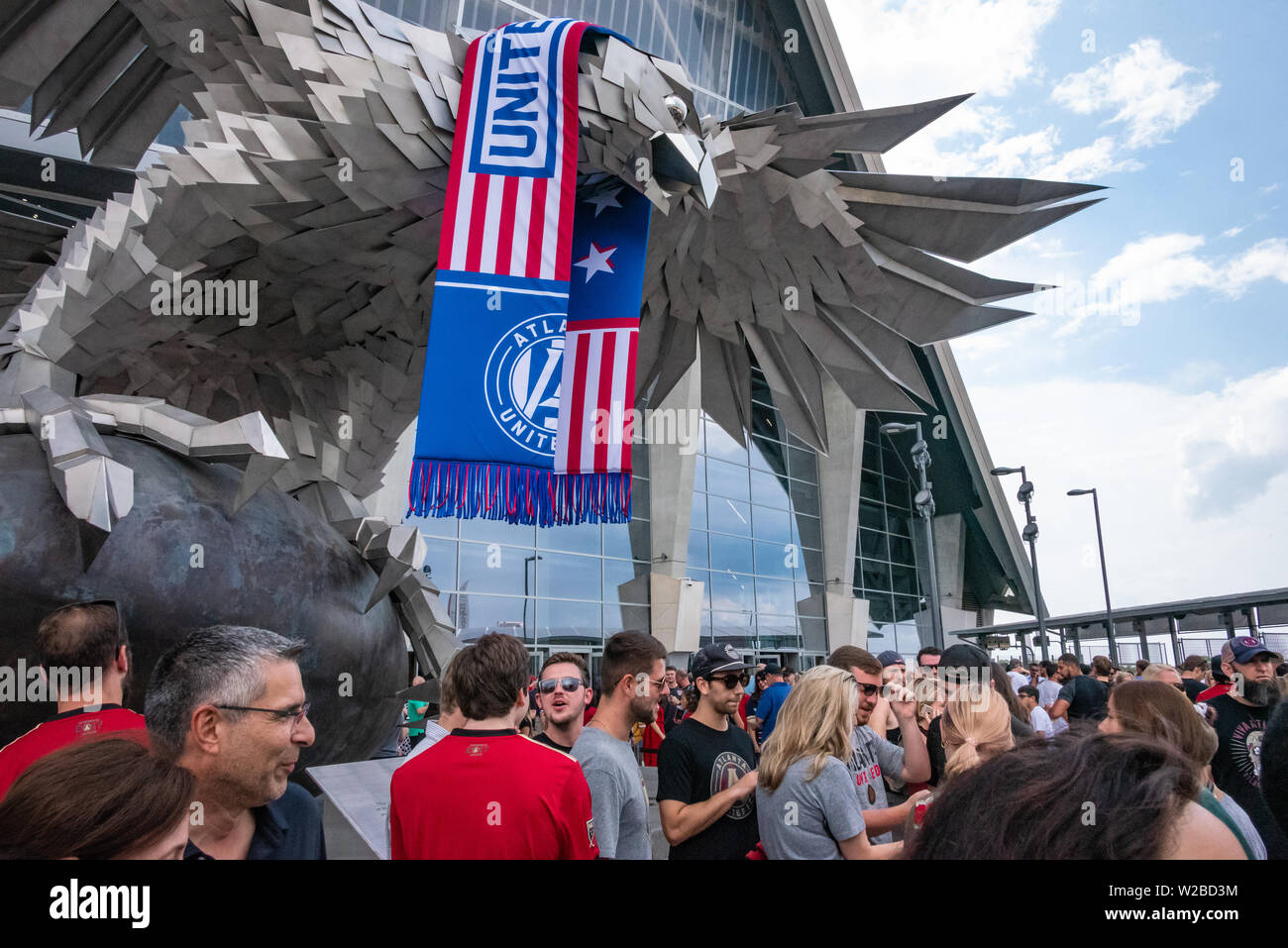 MLS soccer fans fuori dell'entrata di Mercedes-Benz Stadium di Atlanta, Georgia, dove Atlanta United FC è stata la riproduzione del New York Red Bulls. (USA) Foto Stock