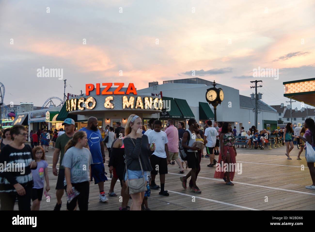 Ocean City; boardwalk; giorno; sera; crepuscolo; arcade; divertimenti; piacere; pier; legno; persone; i turisti; turismo; travel; vacanze; divertimento; ricreazione; arch Foto Stock