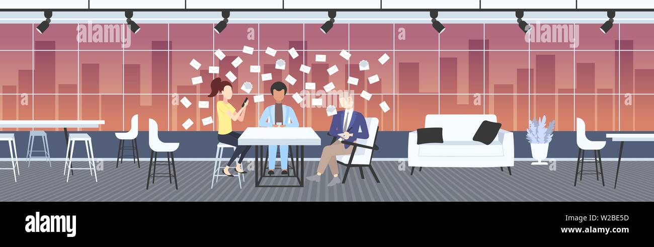 Gli imprenditori utilizza lo smartphone per controllare la posta lettere di posta elettronica online il concetto di comunicazione gara mix business persone sedute al tavolo della caffetteria moderna Illustrazione Vettoriale