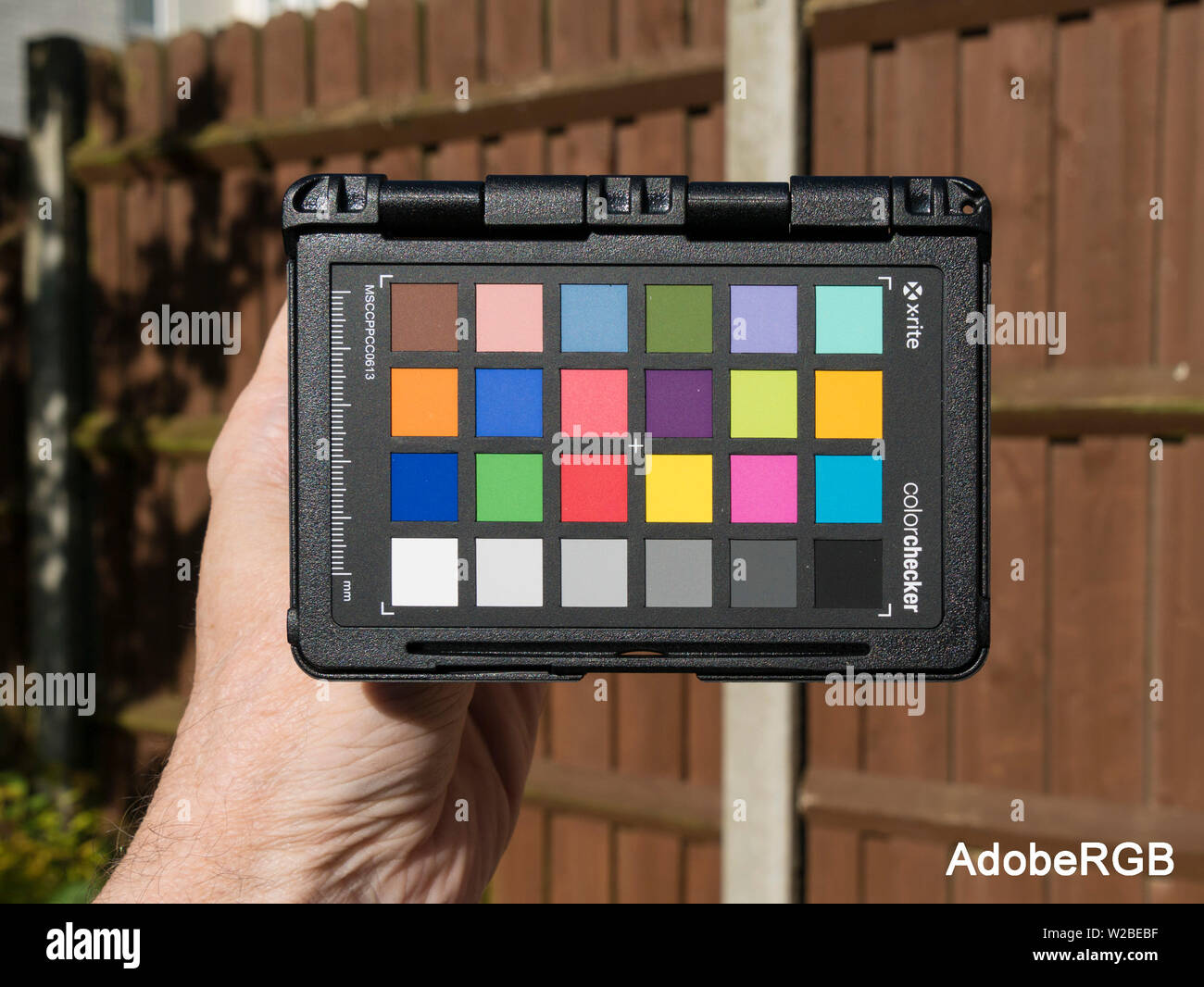 Fotografia di X-Rite Passport colore target di calibrazione - l'immagine è stata prodotta a partire da un grezzo di file immagine utilizzando spazio colore AdobeRGB in tutto. Foto Stock