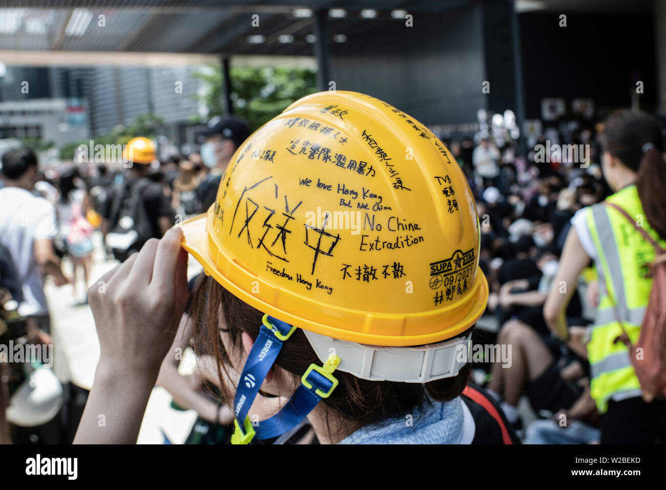 Protester regolare il suo casco con messaggi scritti a mano contro la legge in materia di estradizione in Cina. Foto Stock