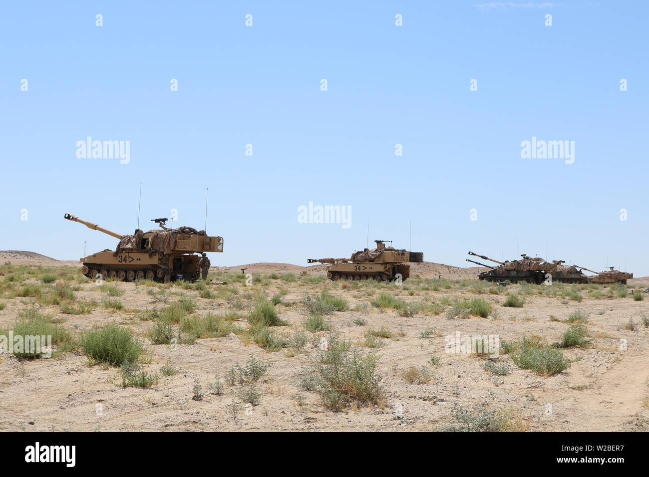 1-113th campo soldati di artiglieria calibrazione condotta presso il National Training Center a Fort Irwin, CA, 5 luglio 2019. Funzionamento Hickory pungiglione è una rotazione incentrato sulla produzione combinata di bracci e manovra gunnery collettiva presso il Centro Nazionale di Allenamento, Fort Irwin, CA, per convalidare le capacità del trentesimo Armored Brigade Combat Team in ambiente di formazione e fornire globalmente un sensibile brigata pronto per distribuire, combattere e vincere. (Foto di Sgt. Odaliska Almonte, North Carolina National Guard per Affari pubblici) Foto Stock