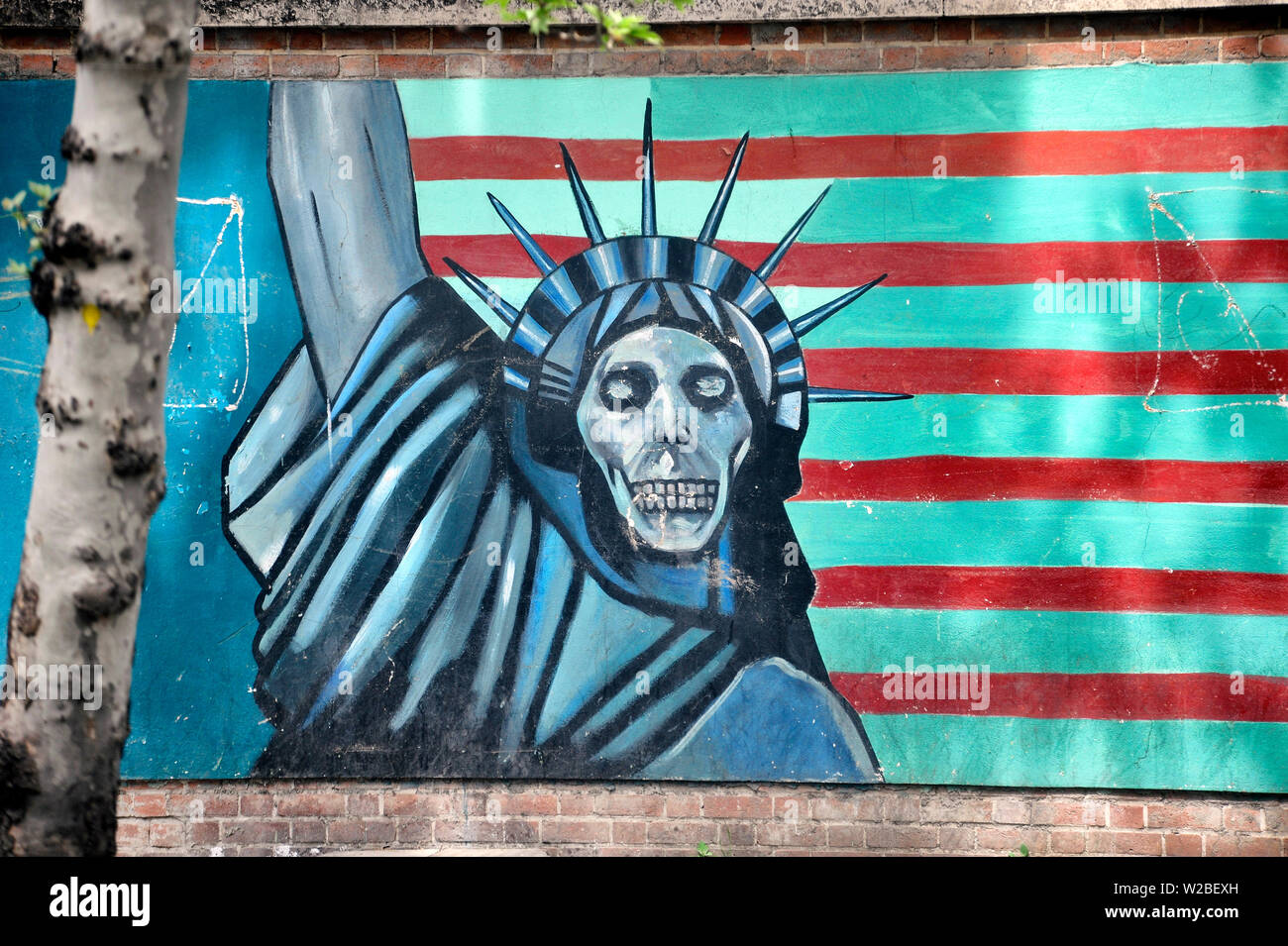 Anti-American murale raffigurante la statua della libertà come la morte sulla parete della ex ambasciata americana a Tehran, Iran Foto Stock