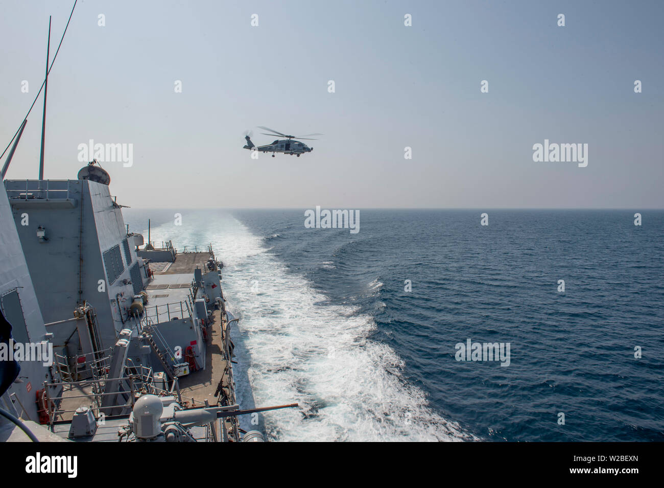 190610-N-UM706-1037 BAB AL MANDEB stretto (10 giugno 2019) un MH-60R Sea Hawk elicottero assegnato al "Granmaestro" di elicottero Maritime Strike Squadron (HSM) 46, a bordo della Arleigh Burke-class guidato-missile destroyer USS Nitze (DDG 94), si toglie dalla nave del ponte di volo Bab Al Mandeb stretto di transito. Nitze è distribuito negli Stati Uniti Flotta di 5 aree di attività a sostegno di operazioni navali per garantire stabilità marittimo e la sicurezza nella regione centrale, collegando i paesi del Mediterraneo e del Pacifico attraverso l'Oceano Indiano occidentale e tre strategici punti di strozzatura. (U.S. Foto di Marina di Massa Foto Stock