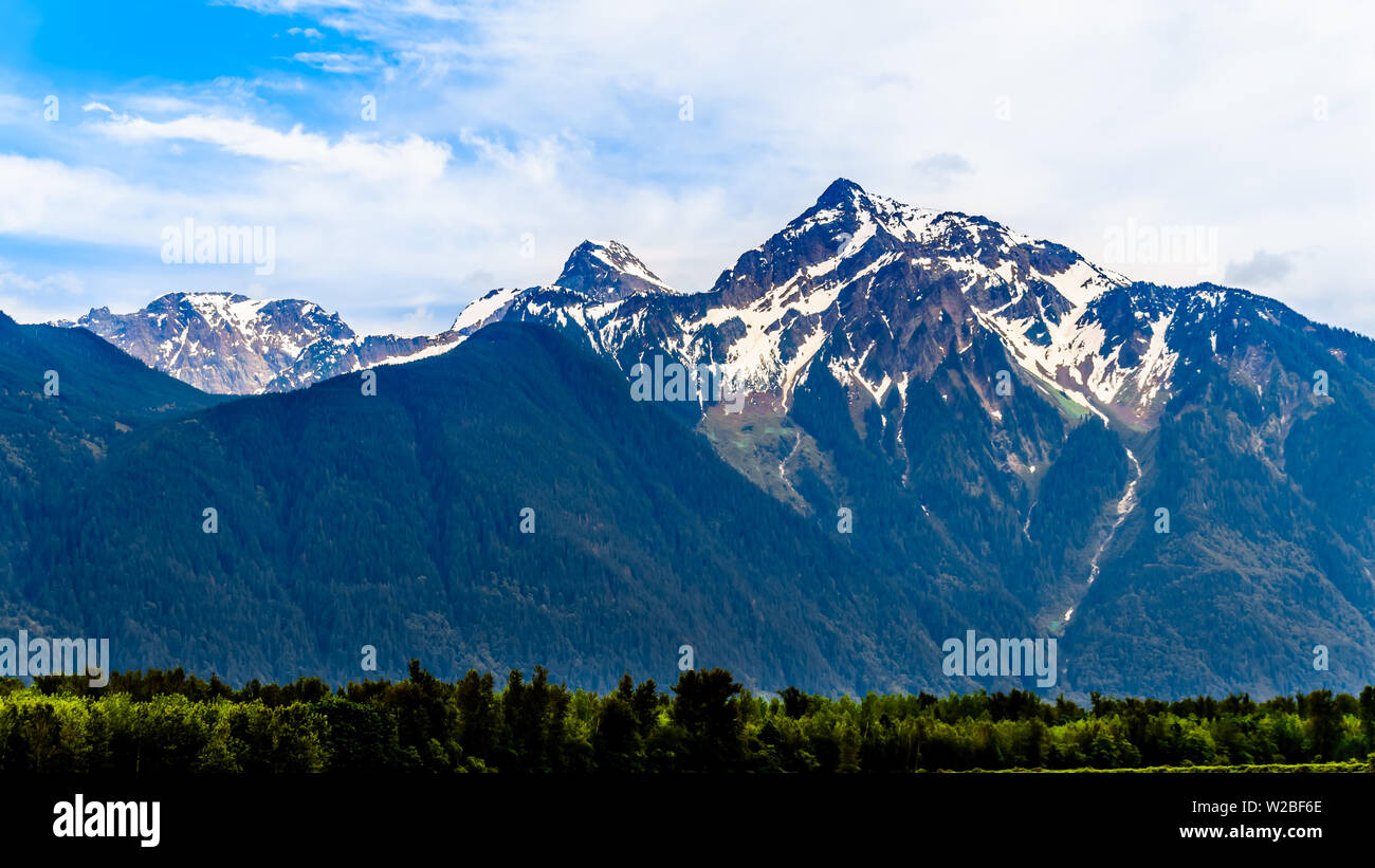 La forma piramidale Cheam montagna, o Cheam picco, che domina il Fraser Valley come si vede dal Lougheed autostrada vicino Agassiz, BC, Canada Foto Stock