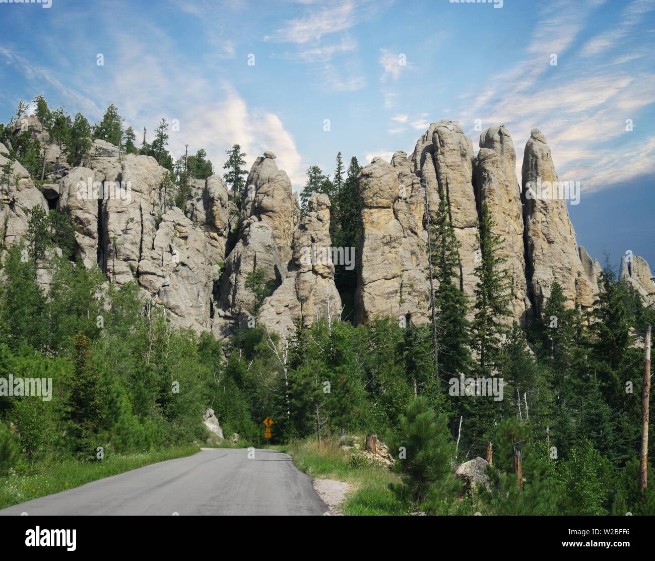 Spettacolare vista delle imponenti montagne di granito e le formazioni rocciose lungo gli aghi autostrada a Custer State Park, Sud Dakota. Foto Stock