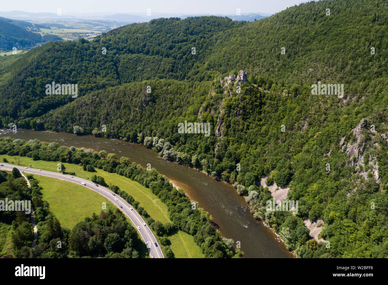 Vista aerea delle rovine del vecchio Castello di Strecno (Starhrad) e del fiume Vah, Repubblica slovacca Foto Stock