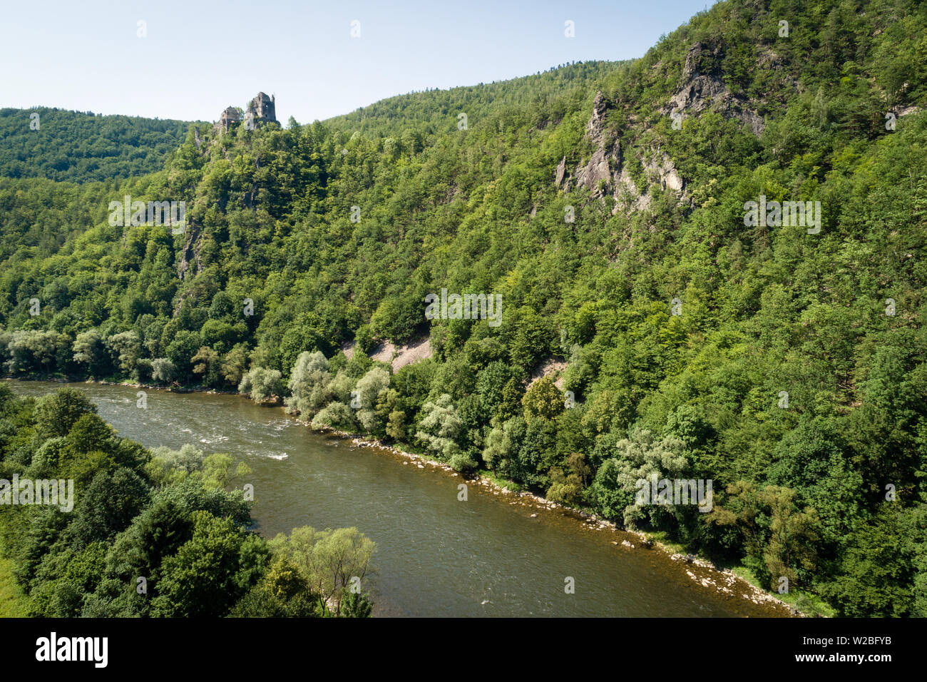 Vista aerea delle rovine del vecchio Castello di Strecno (Starhrad) e del fiume Vah, Repubblica slovacca Foto Stock