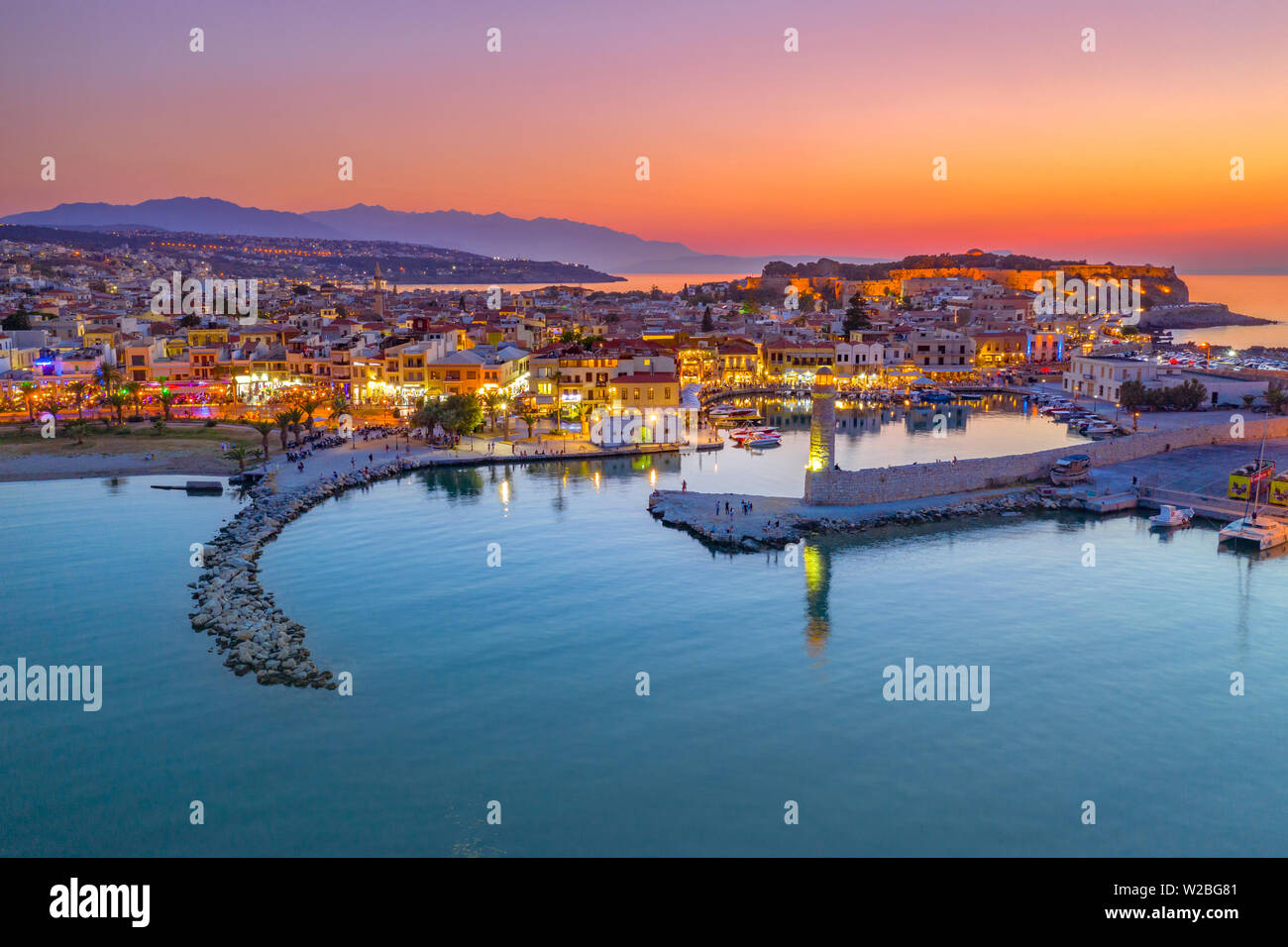 La città di Rethymno a Creta in Grecia. Vista aerea del vecchio porto veneziano. Foto Stock