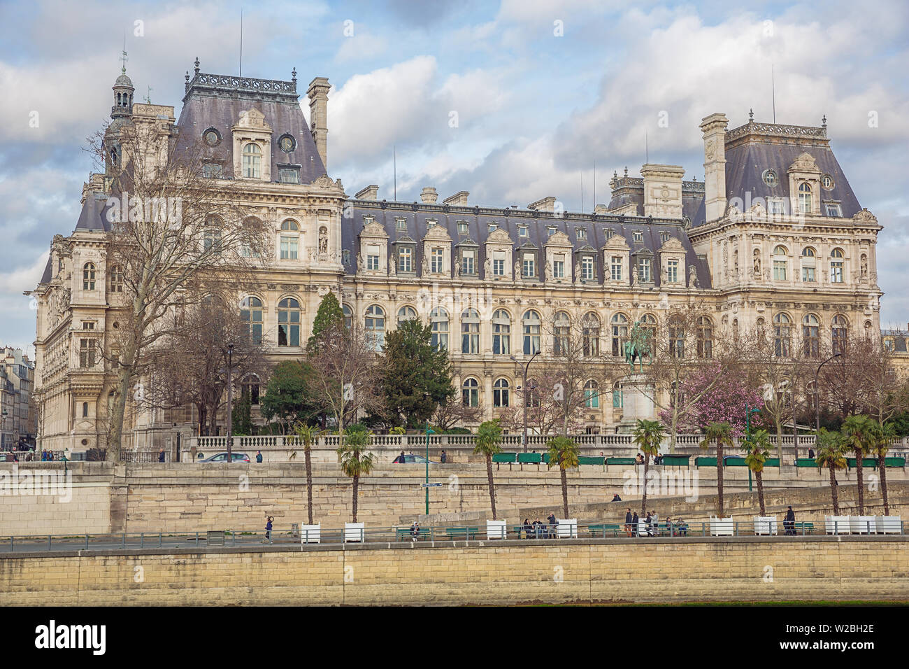 Editoriale: Parigi, Francia, 5 marzo 2019 - il municipio di Parigi al centro di Parigi visto dall'altro lato della Senna Foto Stock