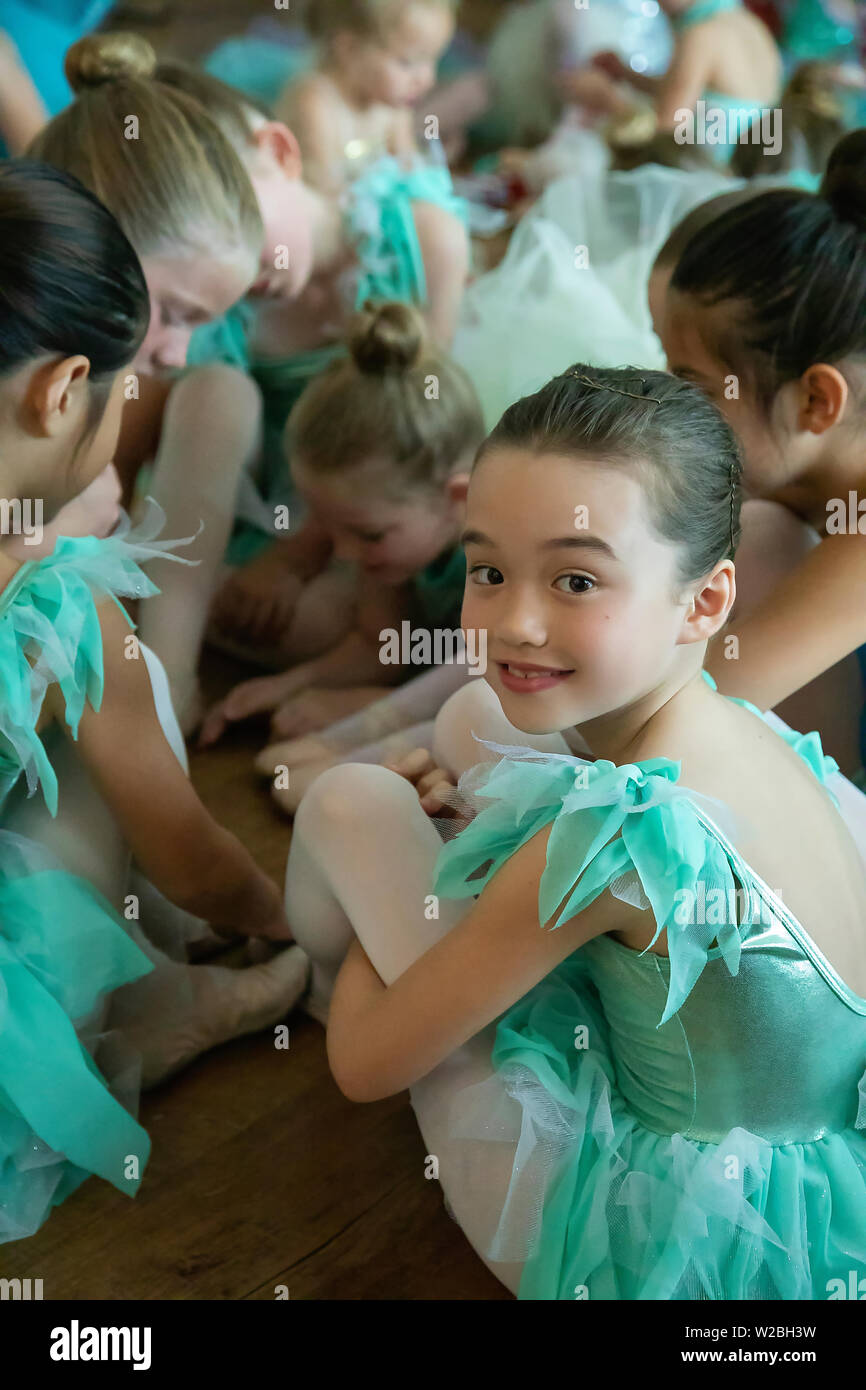 Le giovani ragazze prima della loro performance di balletto Foto Stock