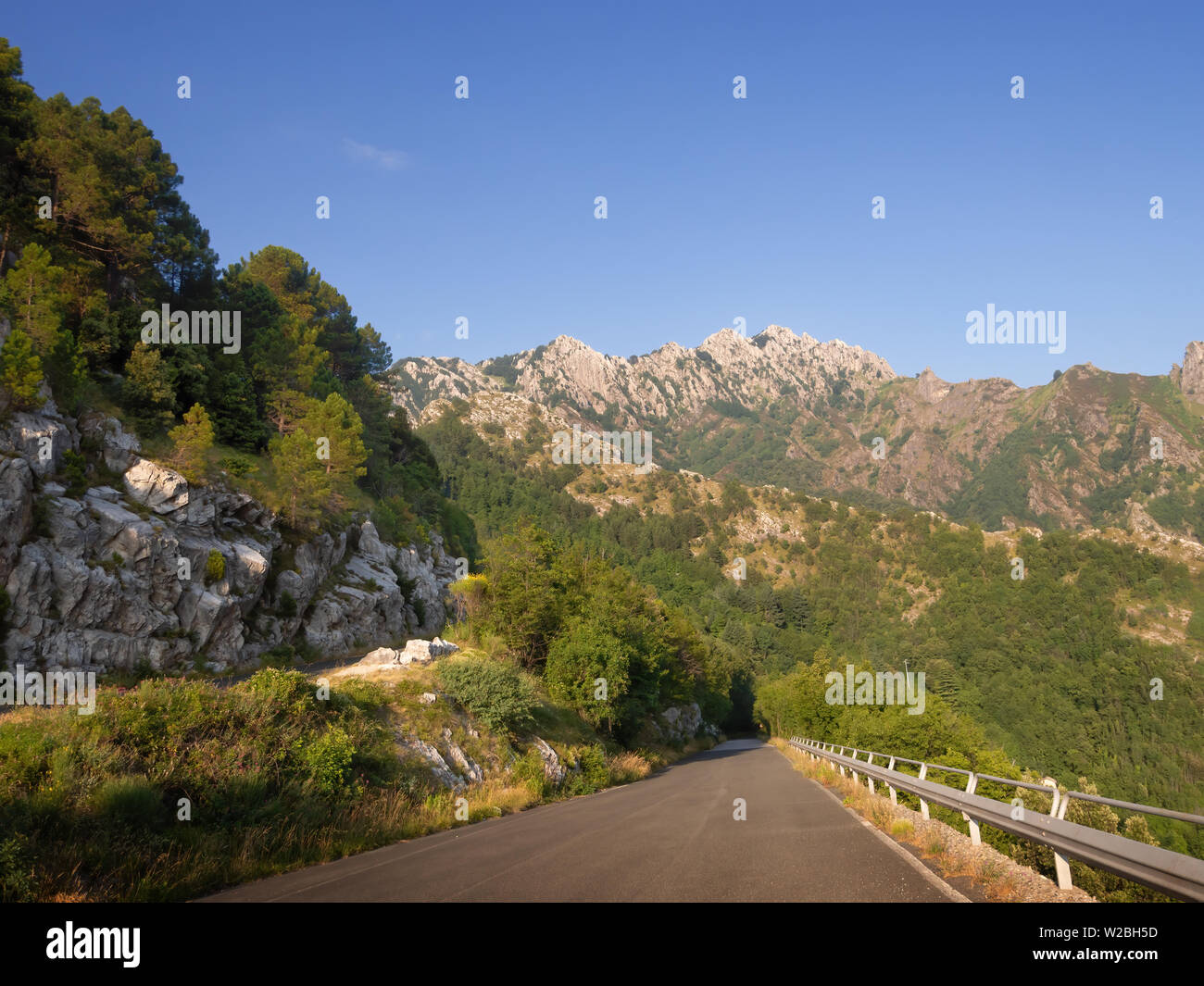 Strada di montagna nelle Alpi Apuane, Alpi Apuane, vicino il Vestito Pass. Al di sopra di Massa Carrara, Italia. Strada aperta, viaggi. Foto Stock