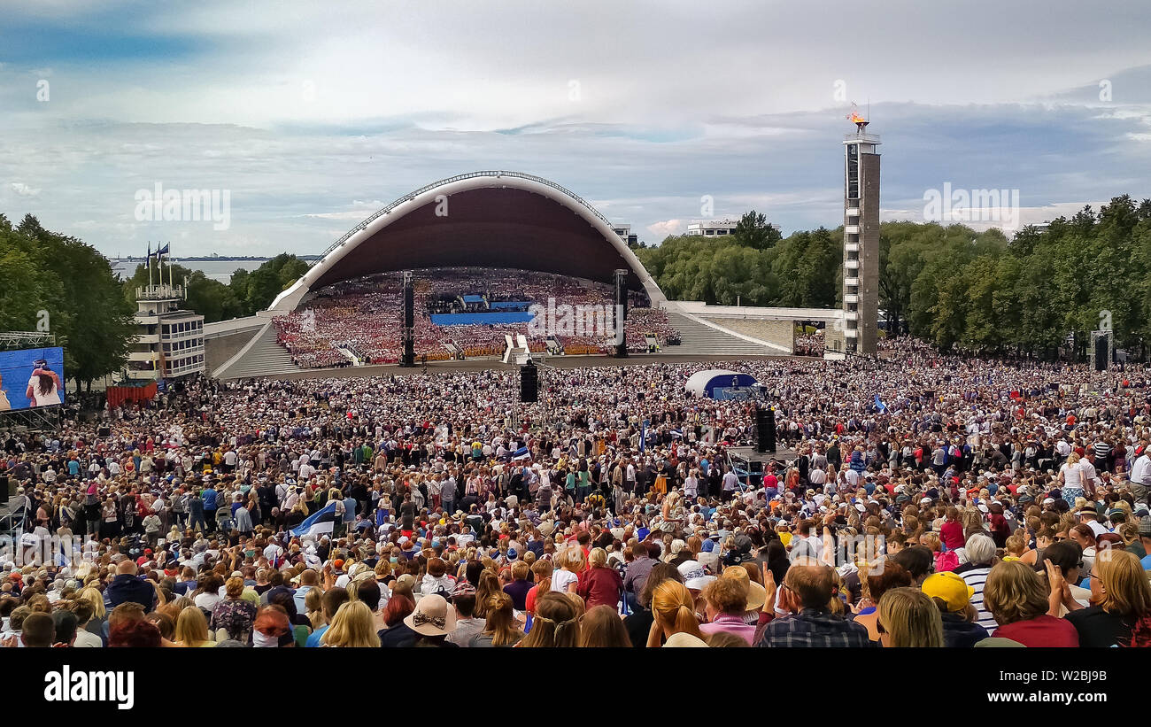 Tallinn, Estonia - Luglio 07, 2019: Estone XXVII canto nazionale e festival di danza chiamato la mia patria è il mio amore. Folla a Song Festival Grounds in E Foto Stock