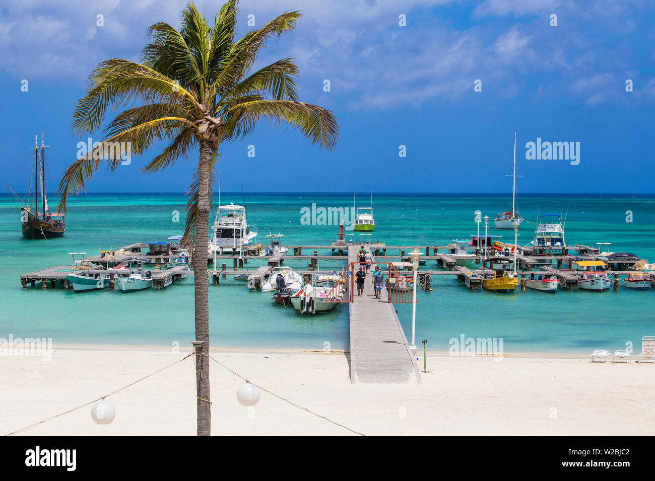 Caraibi, Antille olandesi, Aruba, vista di Palm Beach e il molo dei  pescatori Foto stock - Alamy