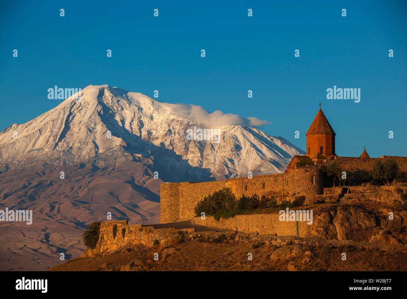 Armenia, Yerevan, Ararat pianura, Khor Virap Chiesa Apostolica Armena monastero, ai piedi del Monte Ararat, dove Grigor Luisavorich (St. Gregorio l Illuminatore) era stato imprigionato Foto Stock