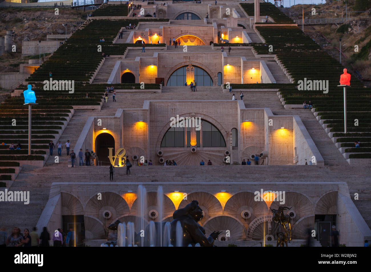 Armenia, Yerevan, in cascata, un enorme scalone bianco costruito nella collina di Yerevan Foto Stock