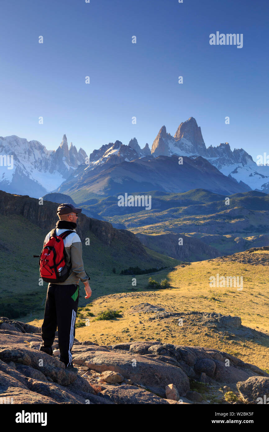 Argentina, Patagonia, El Chalten, parco nazionale Los Glaciares, punto di vista lungo il sentiero escursionistico all interno del parco con il Cerro Torre e Cerro Fitzroy picchi (MR) Foto Stock