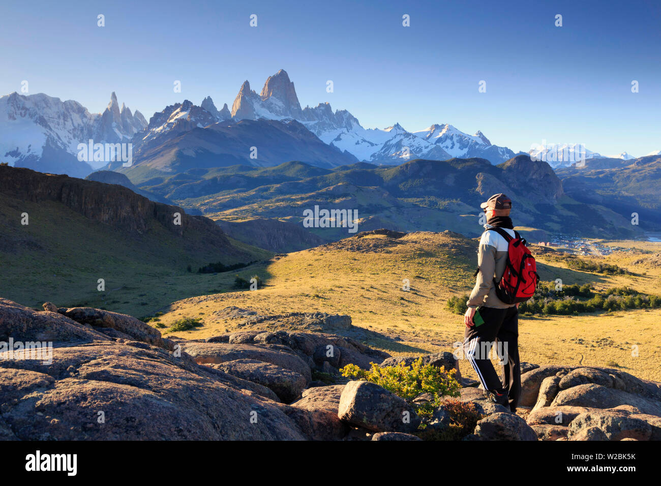 Argentina, Patagonia, El Chalten, parco nazionale Los Glaciares, punto di vista lungo il sentiero escursionistico all interno del parco con il Cerro Torre e Cerro Fitzroy picchi (MR) Foto Stock