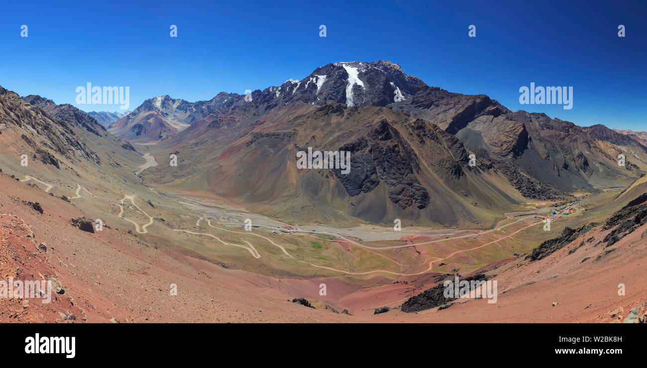 Argentina, Mendoza, Ruta 7, la tortuosa strada sulla via di Cristo Redentore Staute, confine tra Argentina e Cile Foto Stock