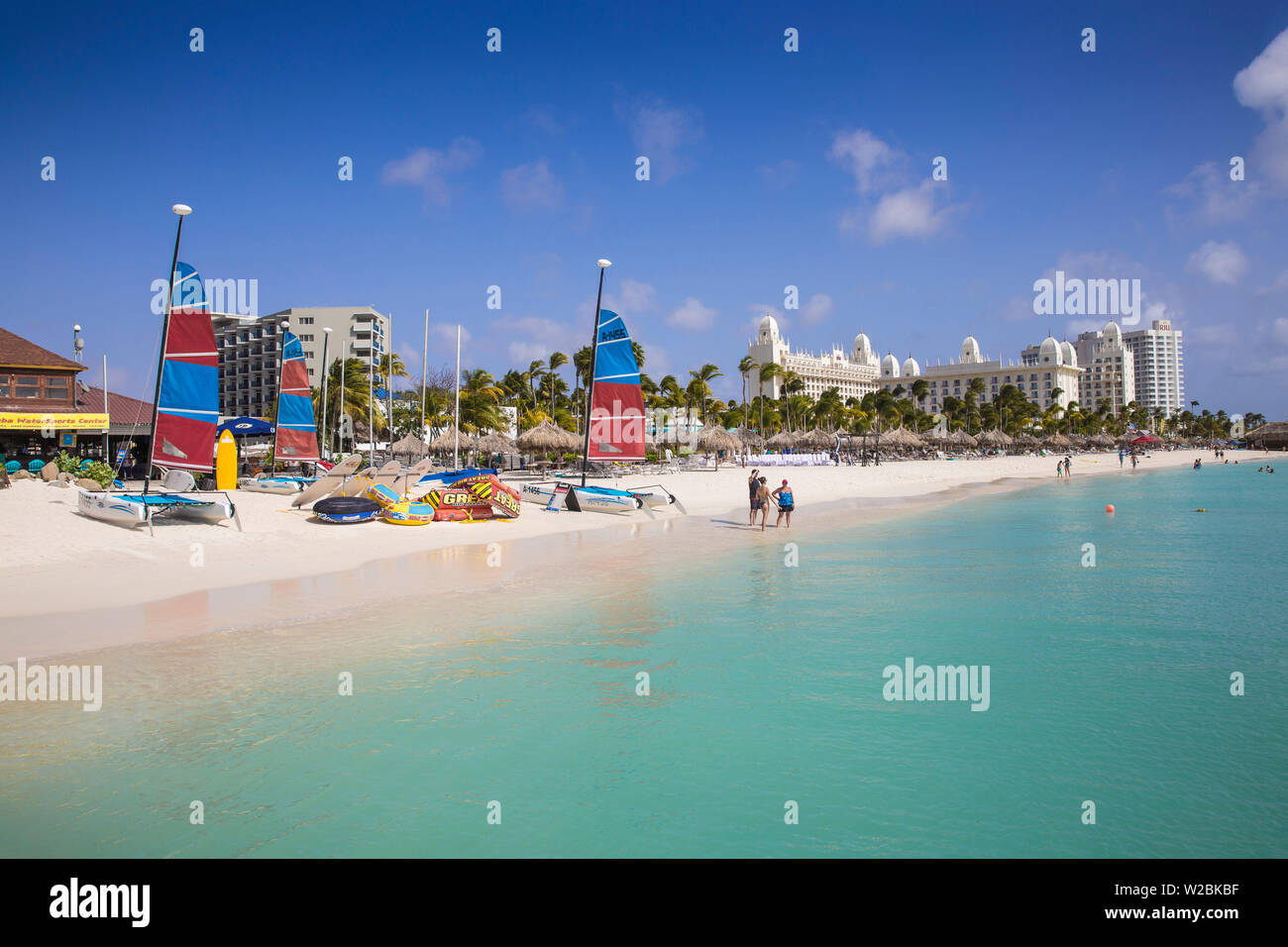 Caraibi, Antille olandesi, Aruba, Palm Beach, vista verso Hotel Riu Palace Foto Stock