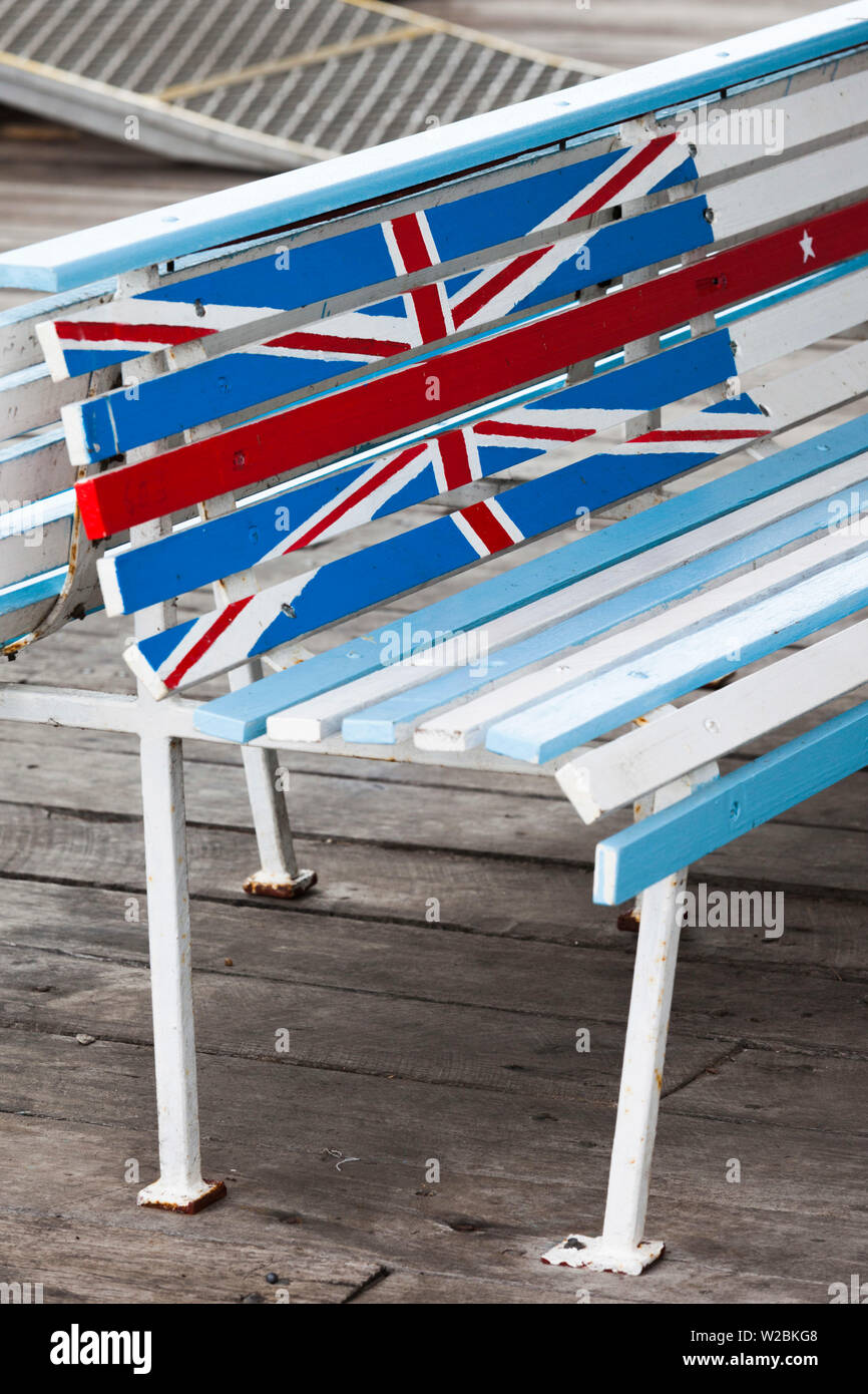 In Australia, in Sud Australia, Fleurieu Peninsula, Goolwa, porta al banco con bandiera australiana motif Foto Stock