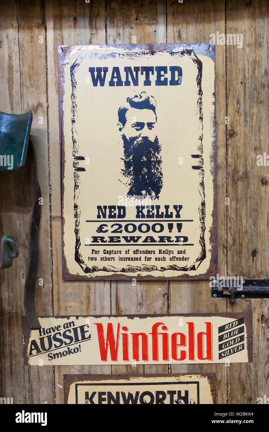 Australia, Victoria, VIC, Castlemaine, restauratori fienile antico manifesto wanted per il leggendario bandito Australlian Ned Kelly Foto Stock